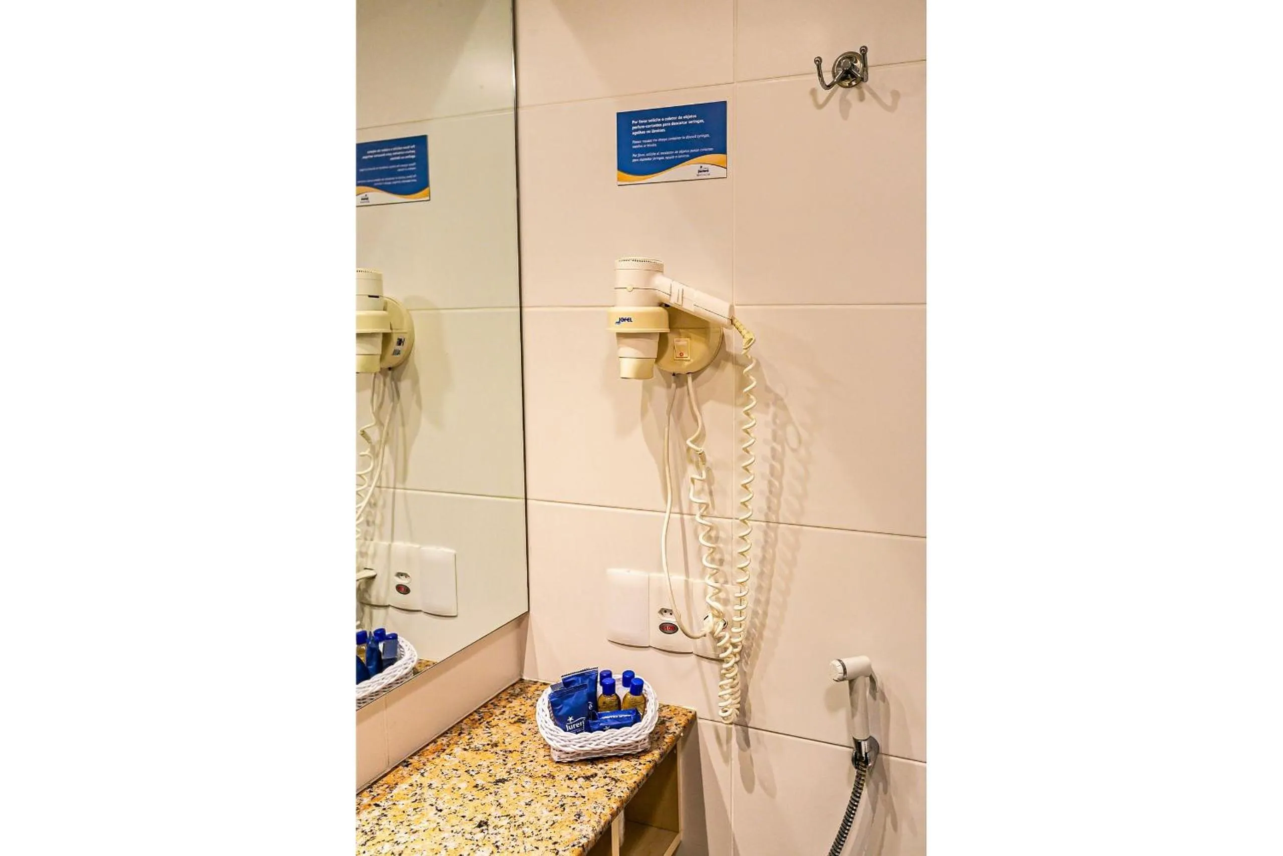 Toilet in Estúdios Modernos em Resort pé na areia - Jurerê Beach Village JBVJR