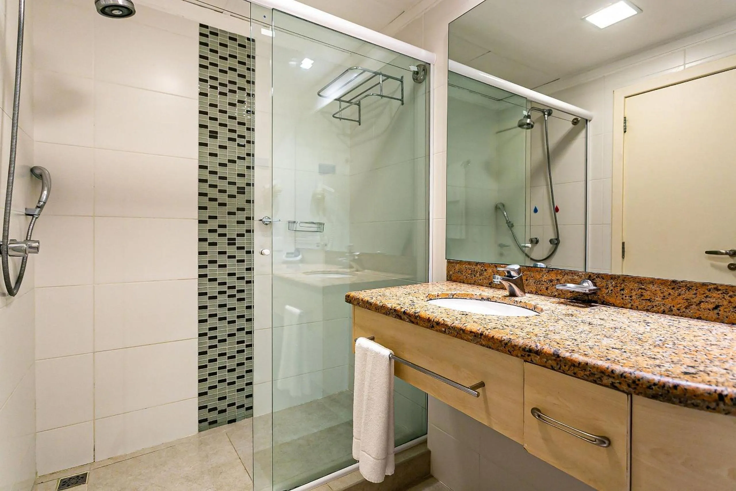 Toilet in Estúdios Modernos em Resort pé na areia - Jurerê Beach Village JBVJR