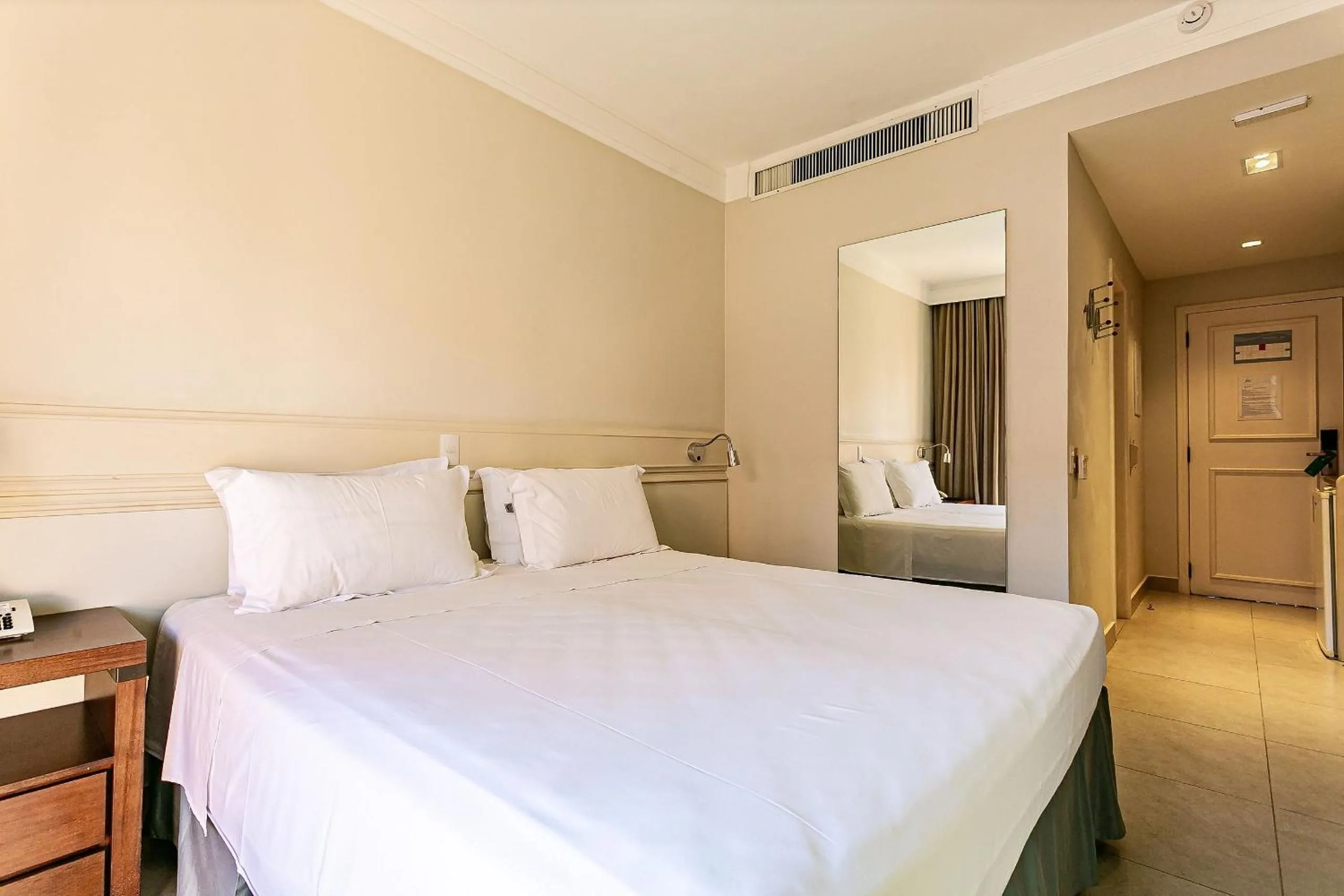 Photo of the whole room, Bed in Estúdios Modernos em Resort pé na areia - Jurerê Beach Village JBVJR