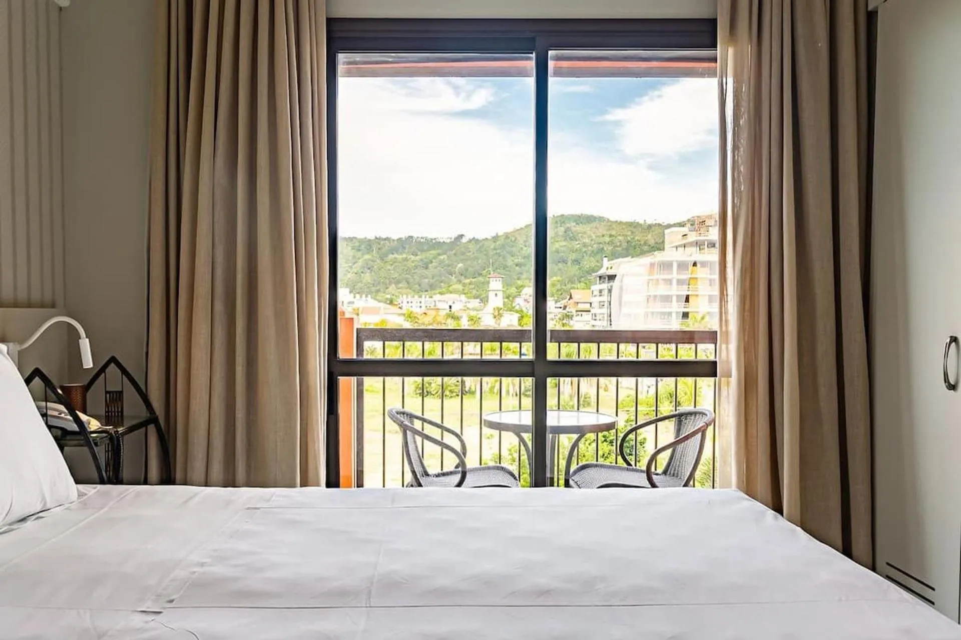 Bedroom, Bed in Estúdios Modernos em Resort pé na areia - Jurerê Beach Village JBVJR