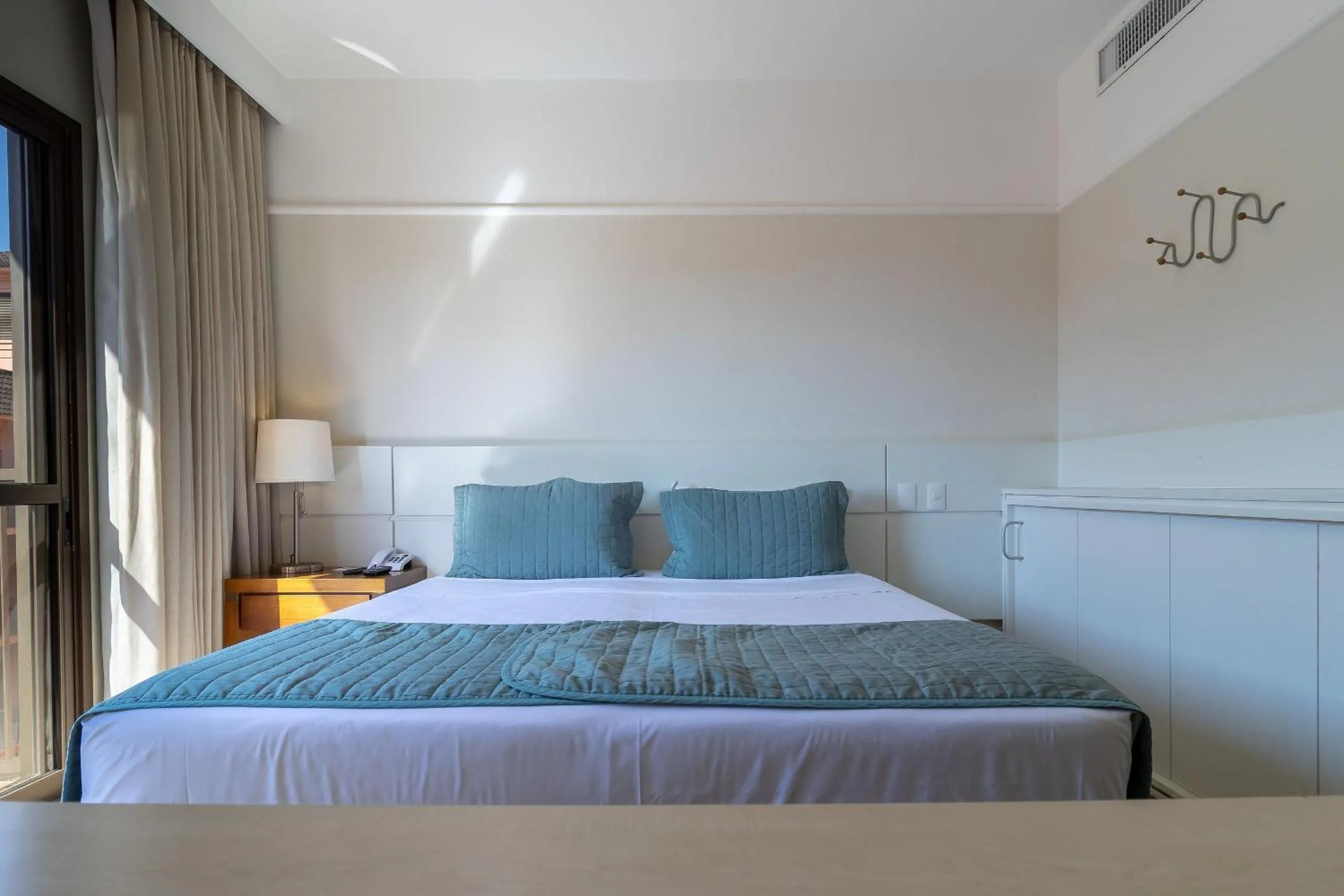Bedroom, Bed in Estúdios Modernos em Resort pé na areia - Jurerê Beach Village JBVJR