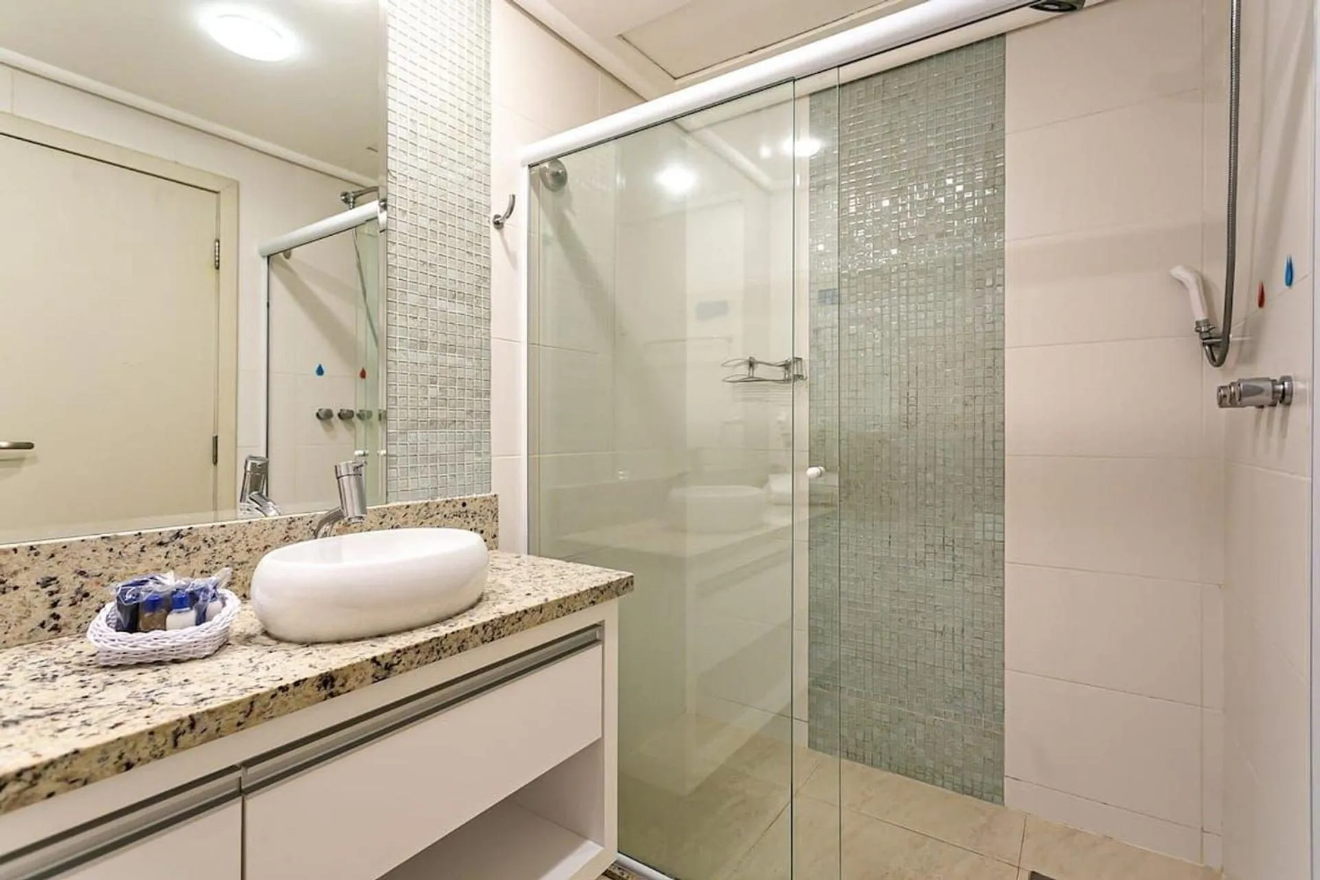 Toilet in Estúdios Modernos em Resort pé na areia - Jurerê Beach Village JBVJR