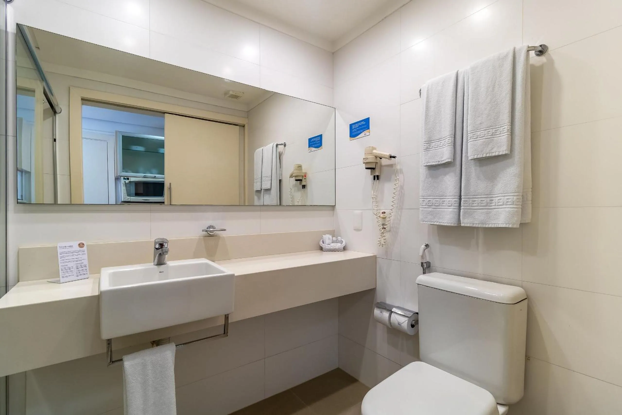Toilet in Estúdios Modernos em Resort pé na areia - Jurerê Beach Village JBVJR