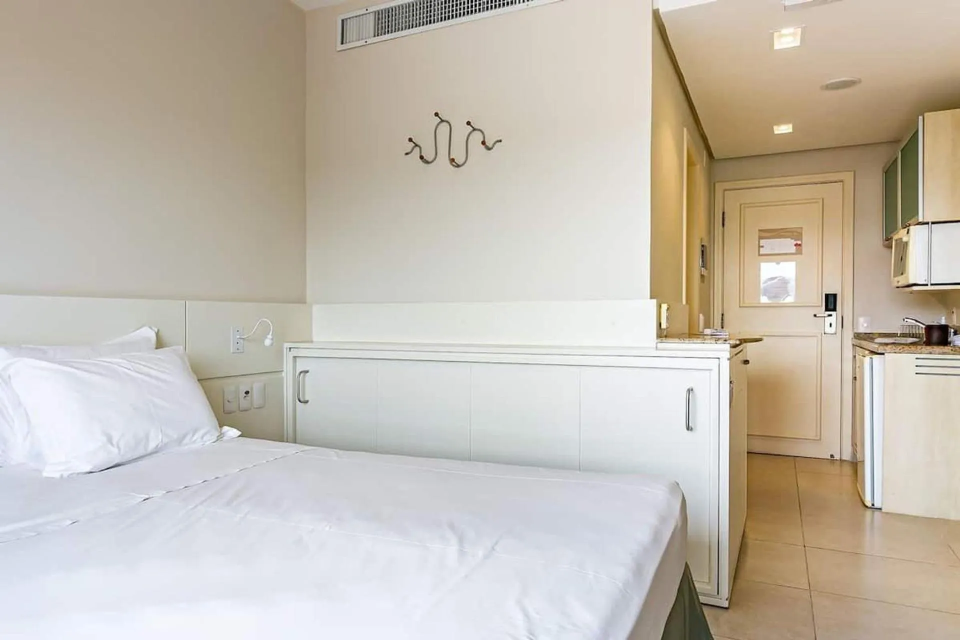Photo of the whole room, Bed in Estúdios Modernos em Resort pé na areia - Jurerê Beach Village JBVJR