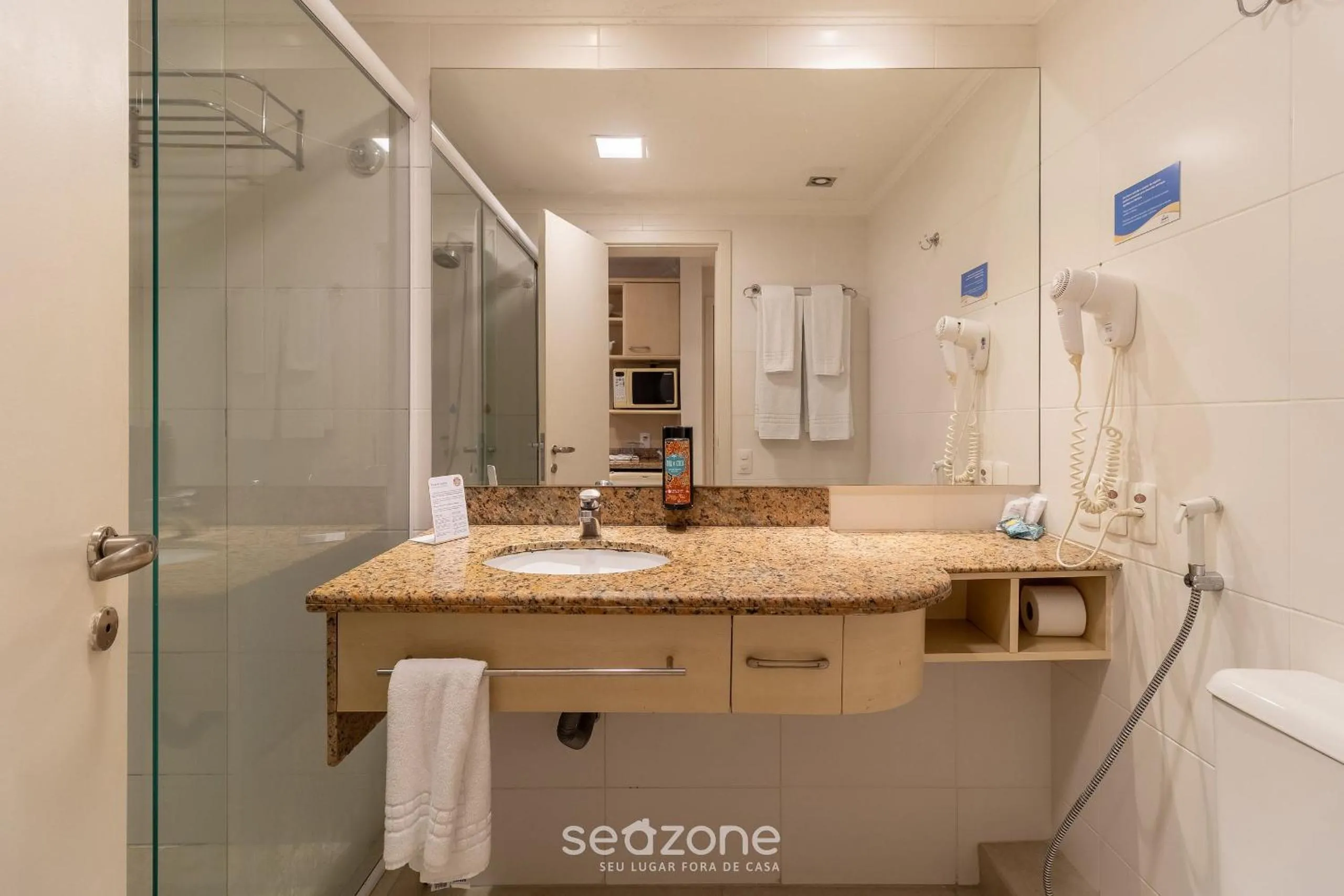 Toilet in Estúdios Modernos em Resort pé na areia - Jurerê Beach Village JBVJR