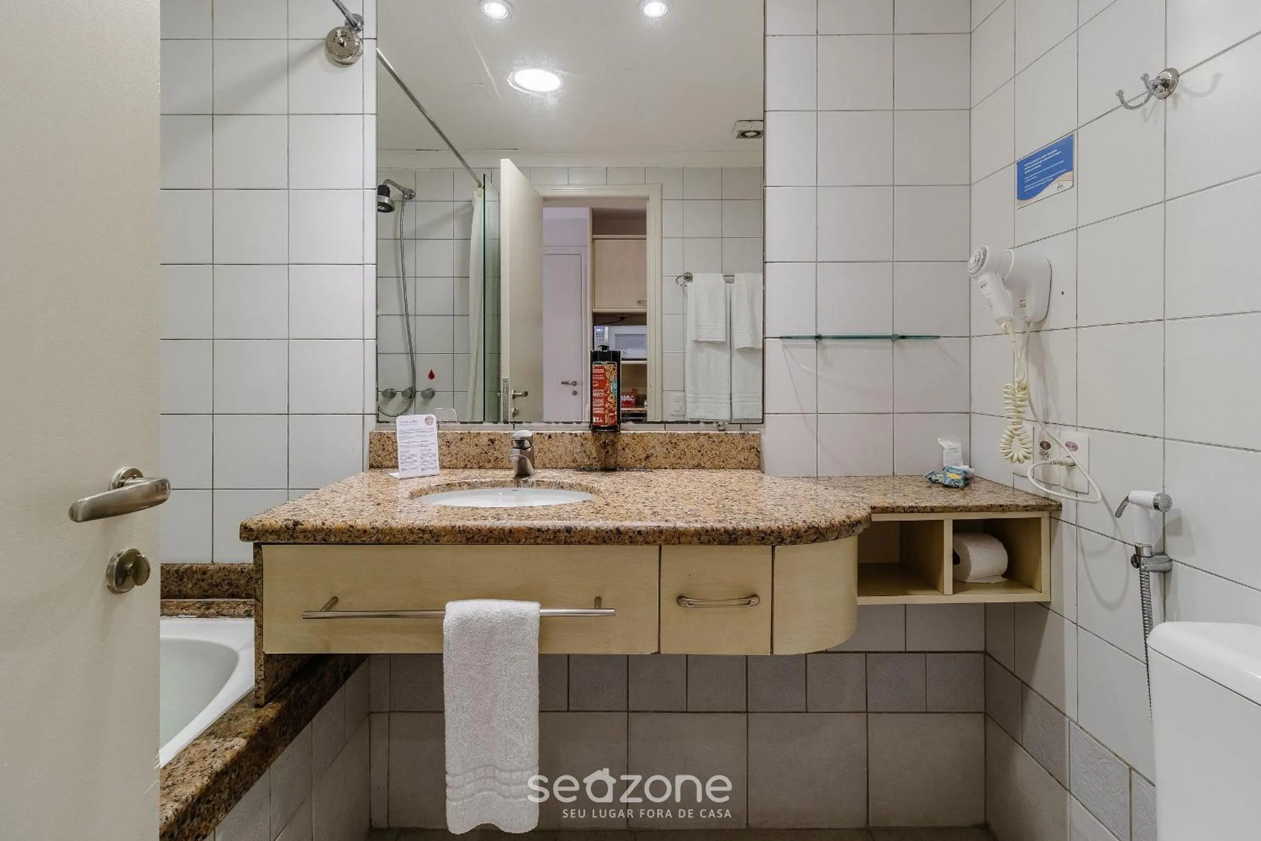 Bathroom in Estúdios Modernos em Resort pé na areia - Jurerê Beach Village JBVJR