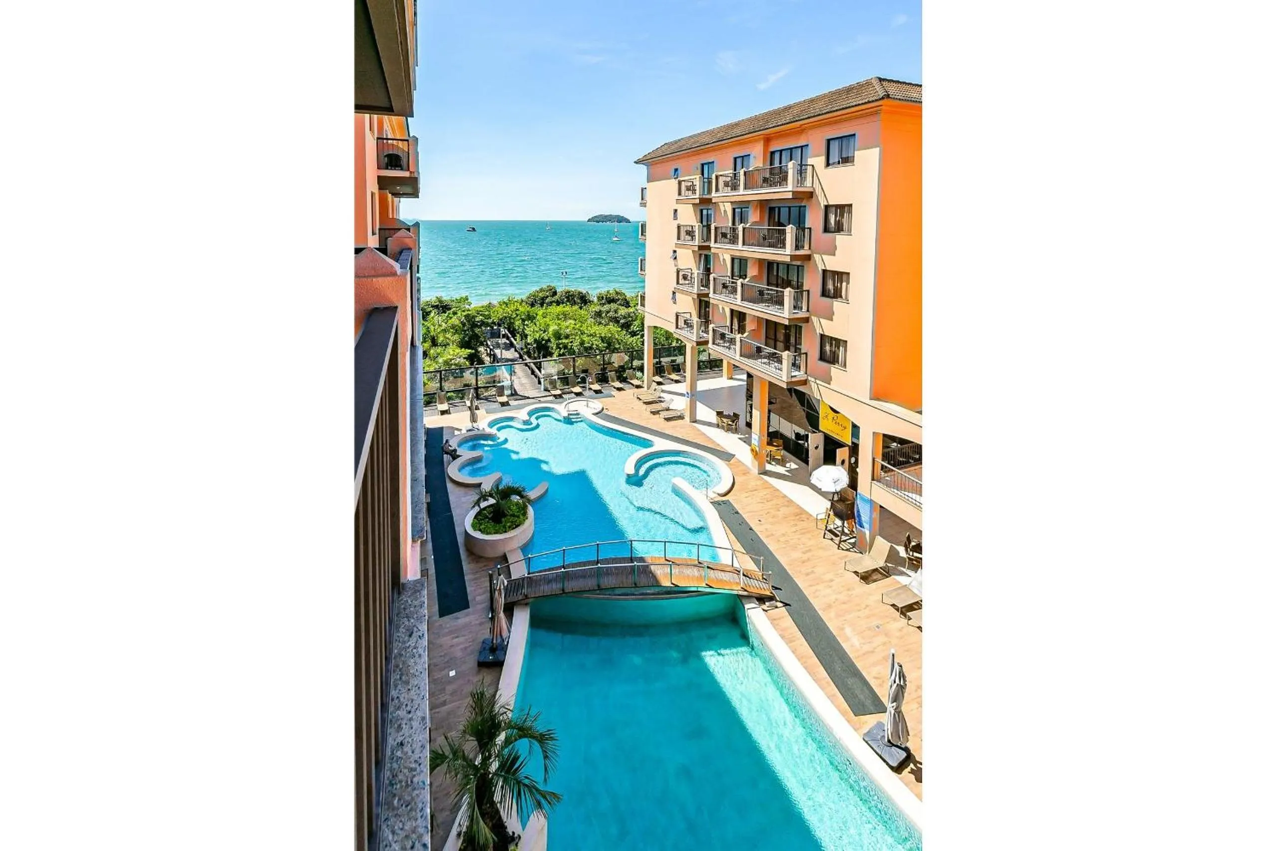 Pool view in Estúdios Modernos em Resort pé na areia - Jurerê Beach Village JBVJR