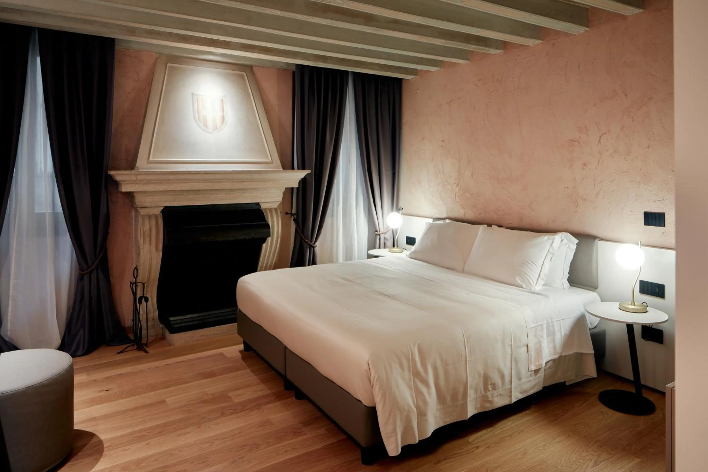Bed in Ca' dei Proverbi Suites - WENICE Deep Culture