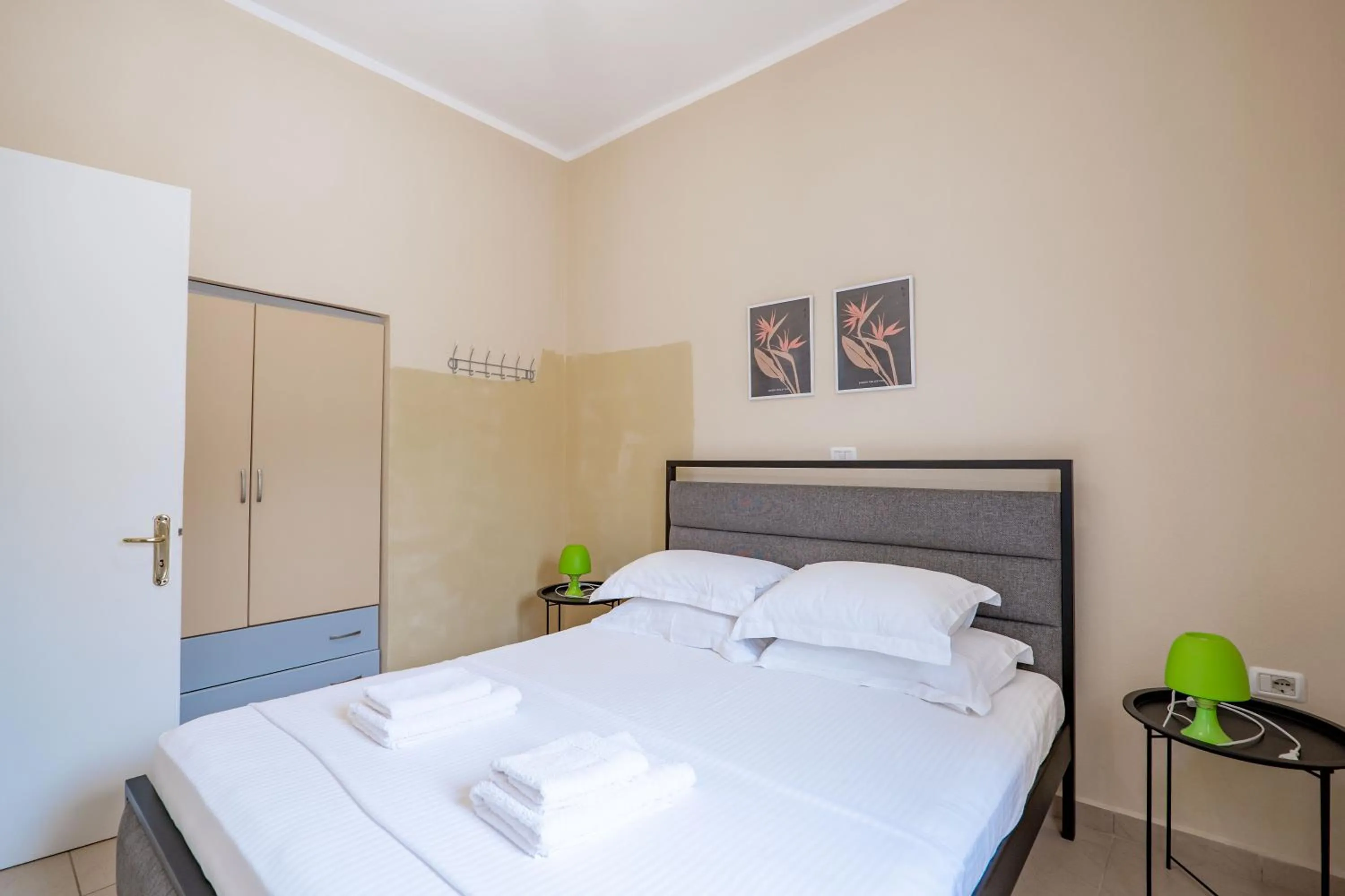 Bedroom, Bed in Gregory's Apartments