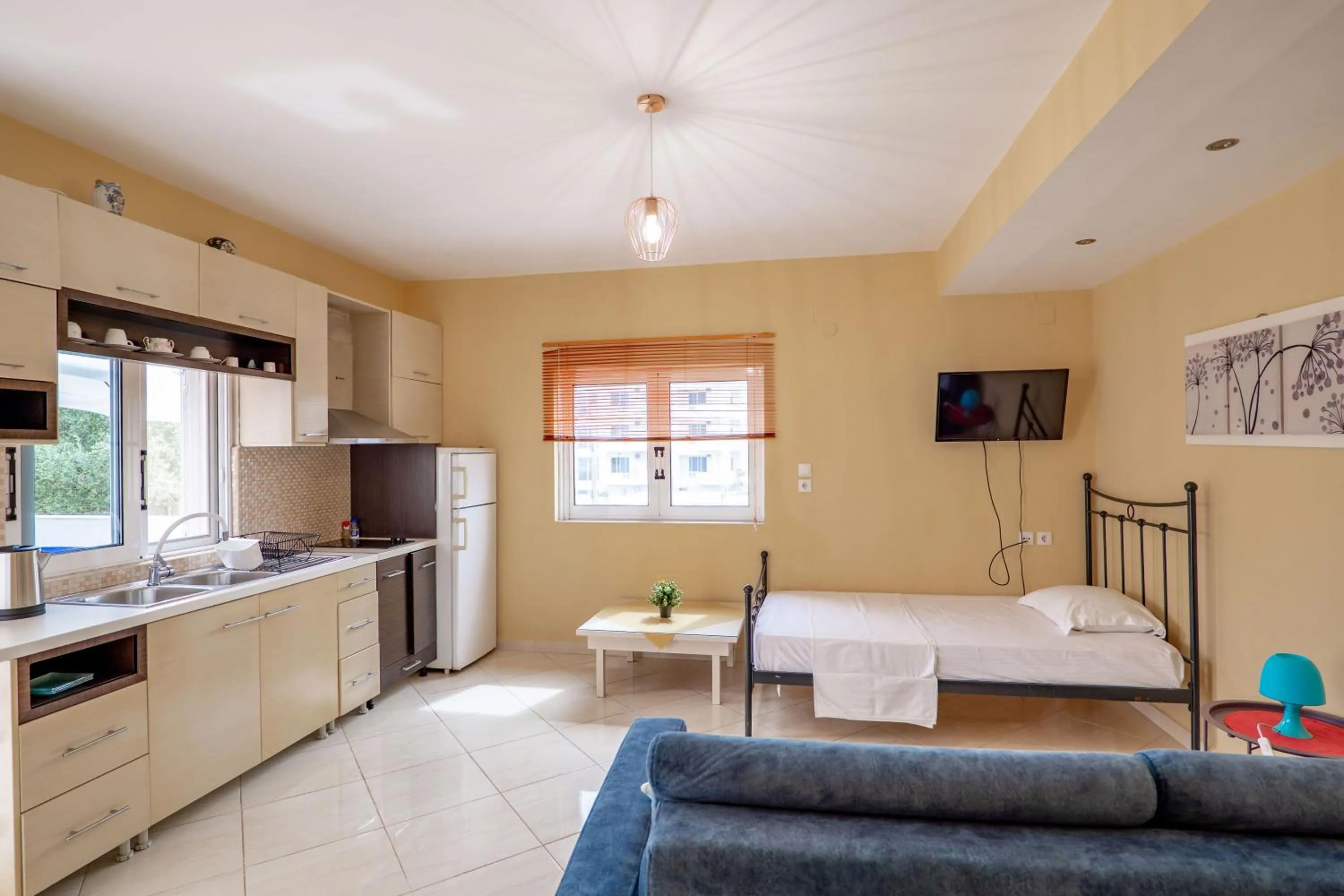 Kitchen or kitchenette, Bed in Gregory's Apartments