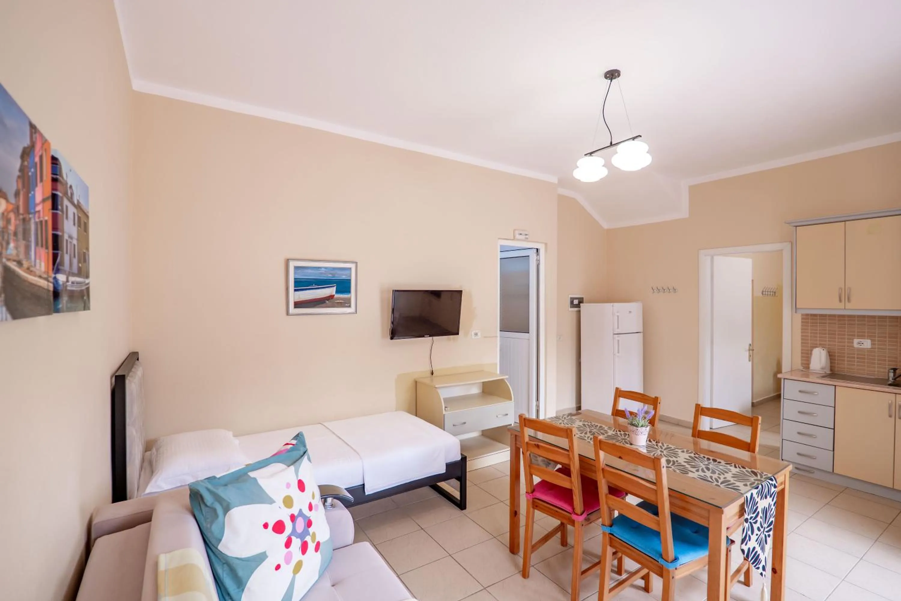 Photo of the whole room in Gregory's Apartments