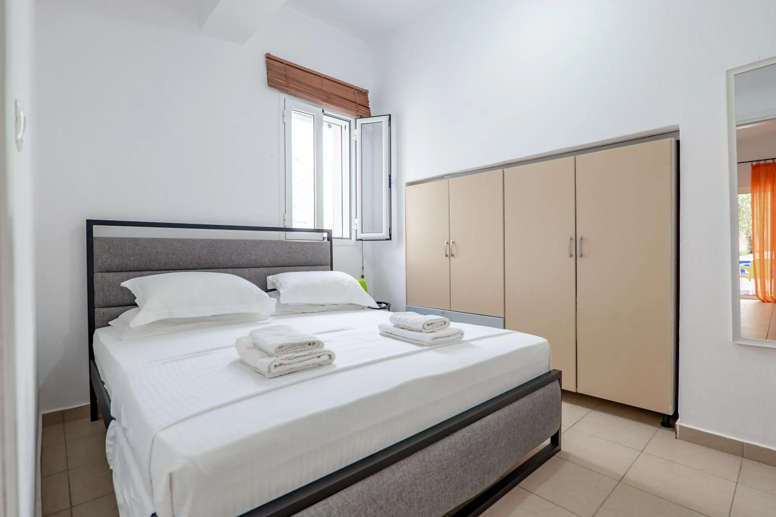 Bedroom, Bed in Gregory's Apartments
