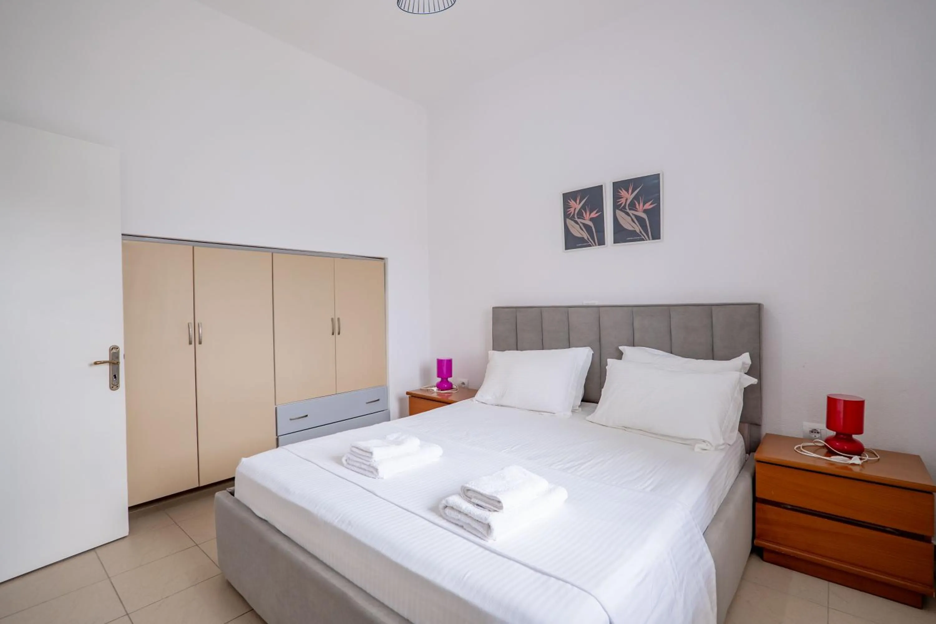 Bedroom, Bed in Gregory's Apartments