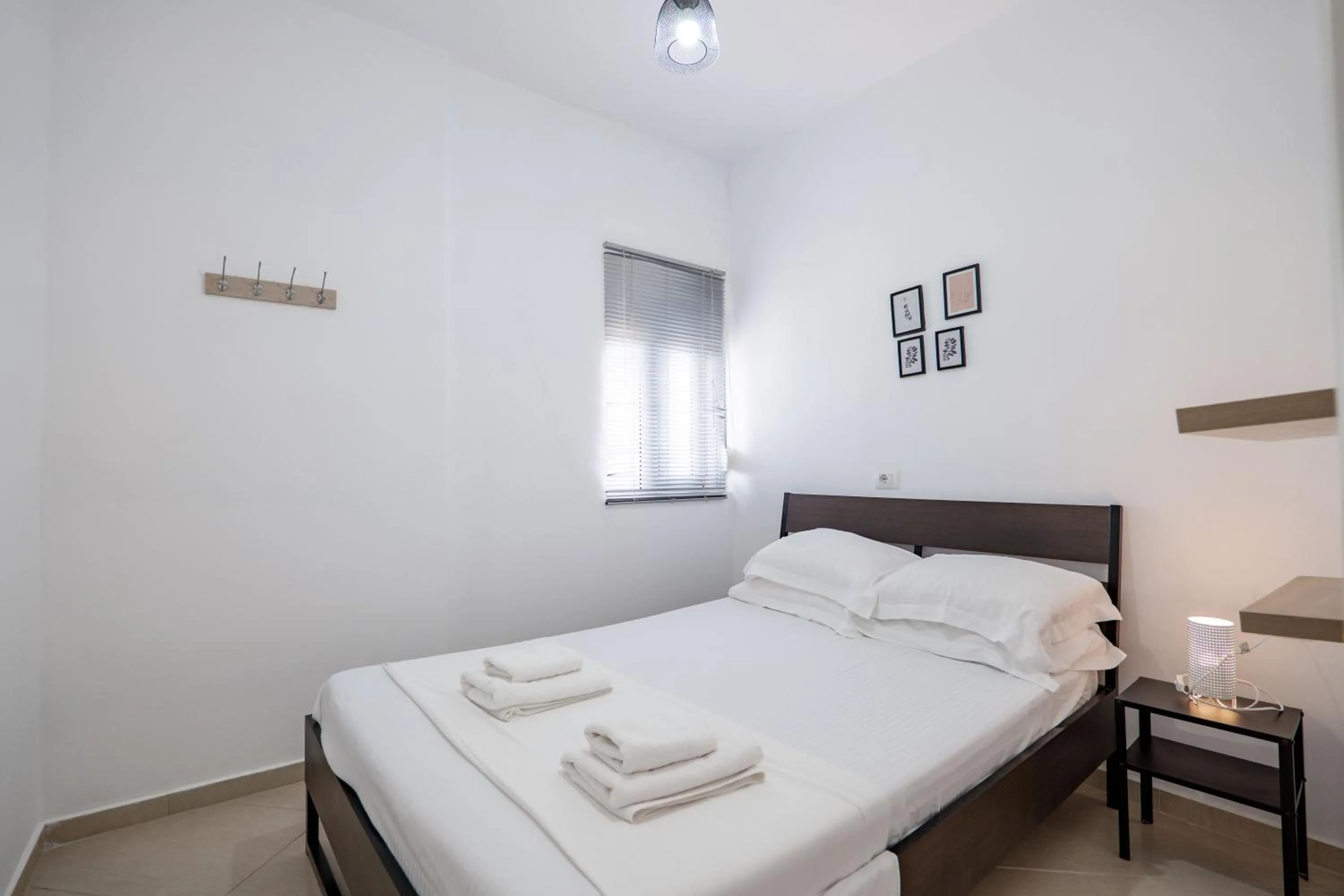 Bedroom, Bed in Gregory's Apartments