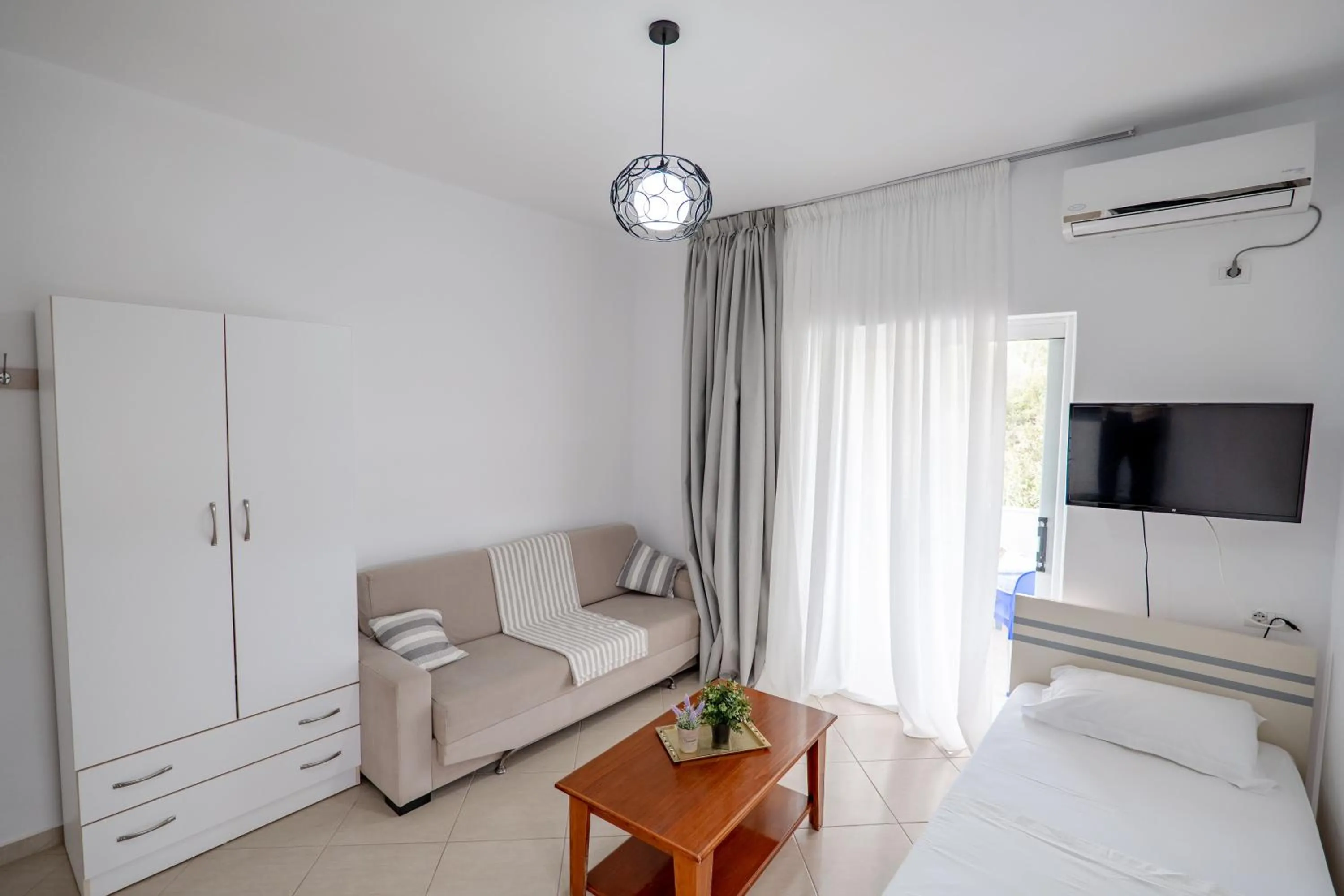 Photo of the whole room in Gregory's Apartments