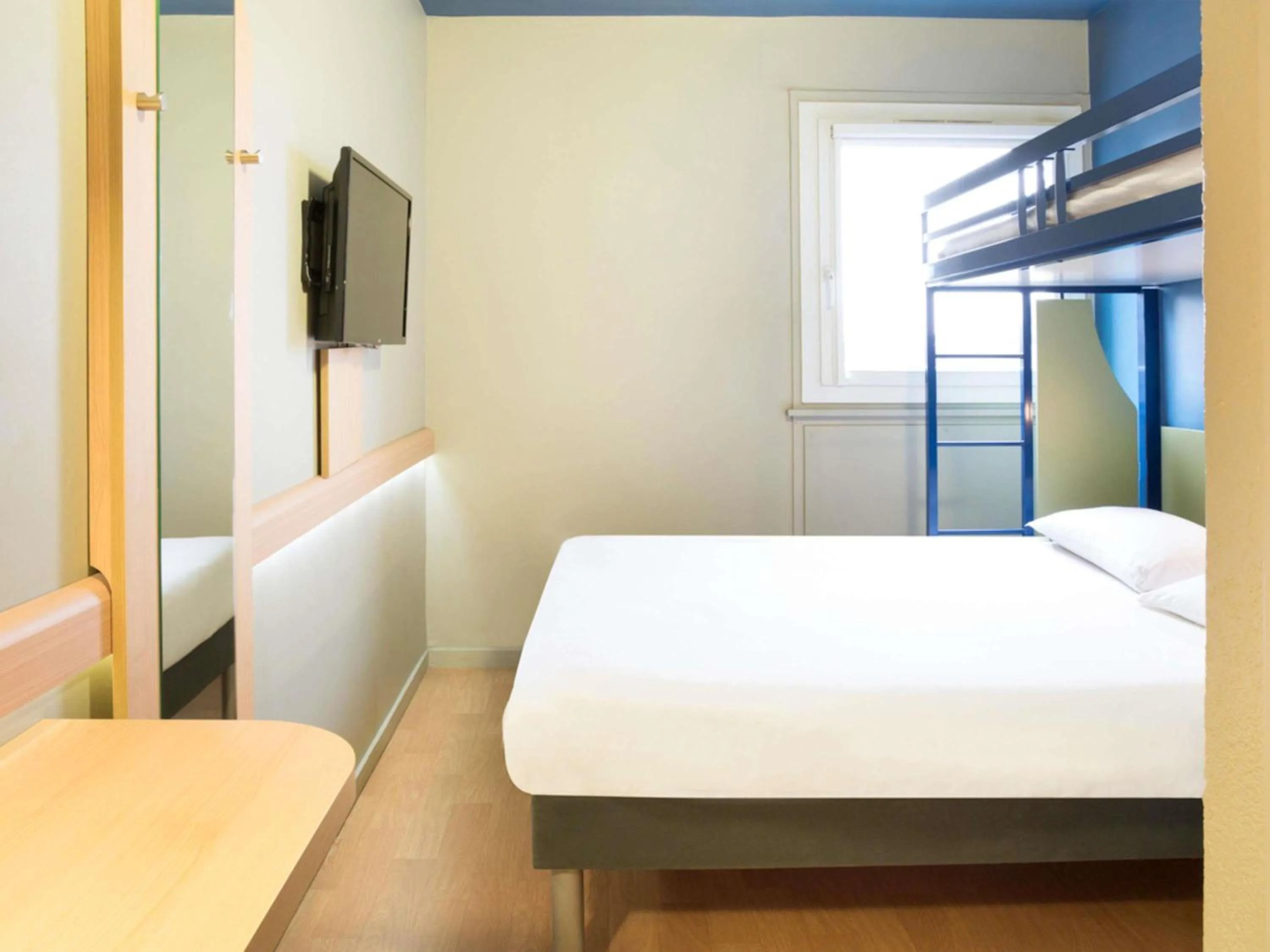 Bedroom, Bed in ibis budget Thonon Les Bains