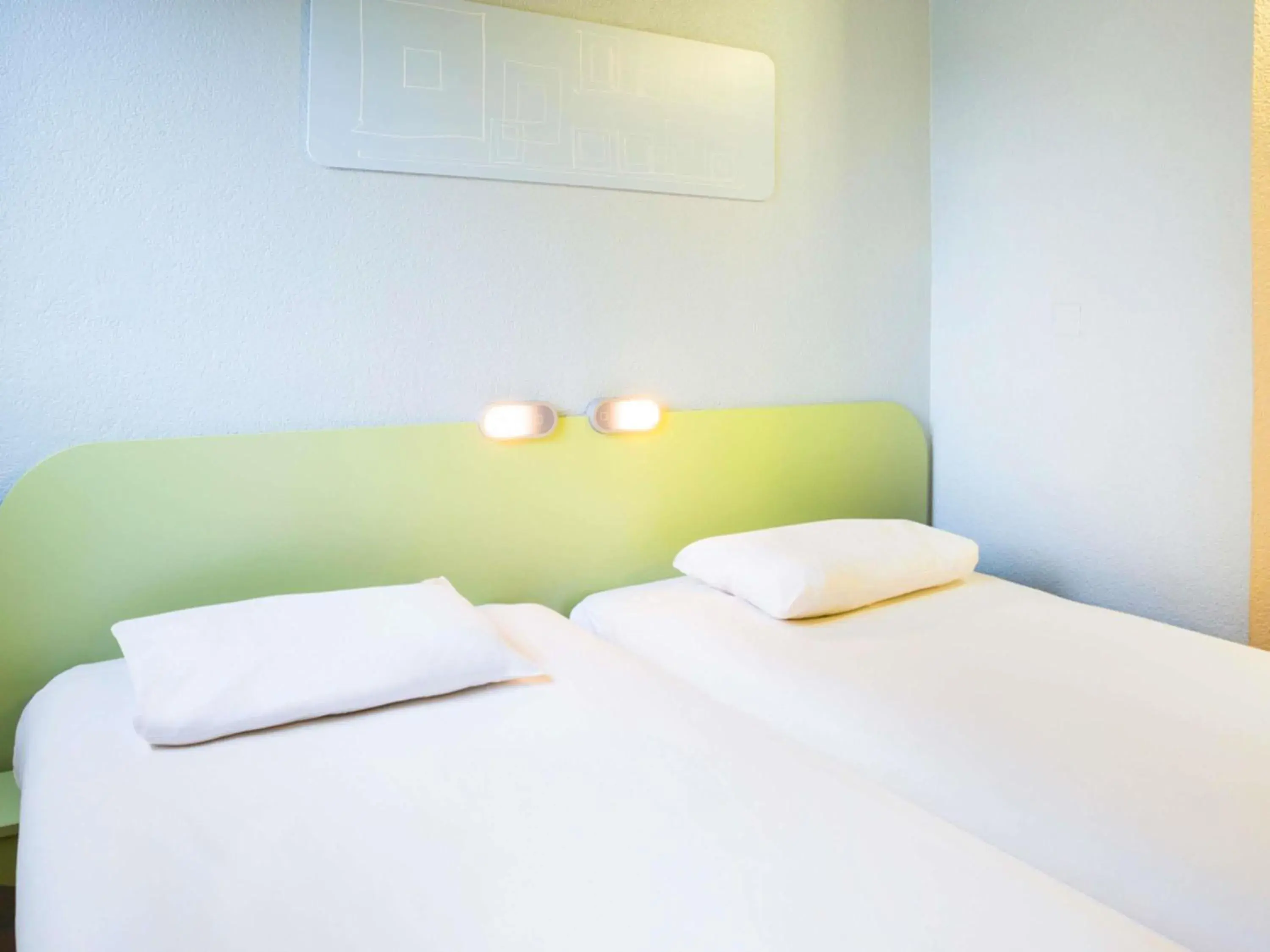 Bedroom, Bed in ibis budget Thonon Les Bains Bedroom, Bed in ibis budget Thonon Les Bains
