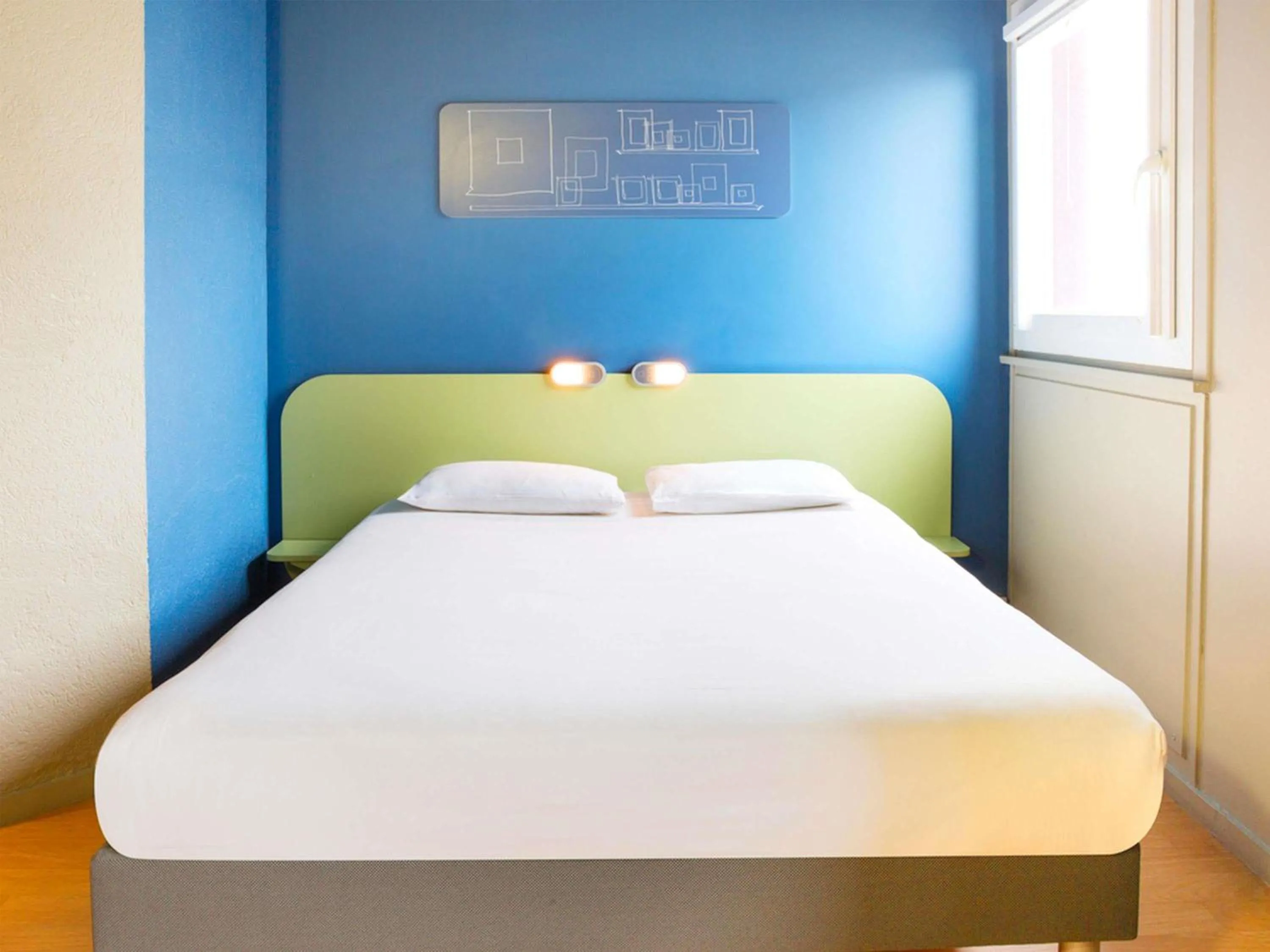 Bedroom, Bed in ibis budget Thonon Les Bains