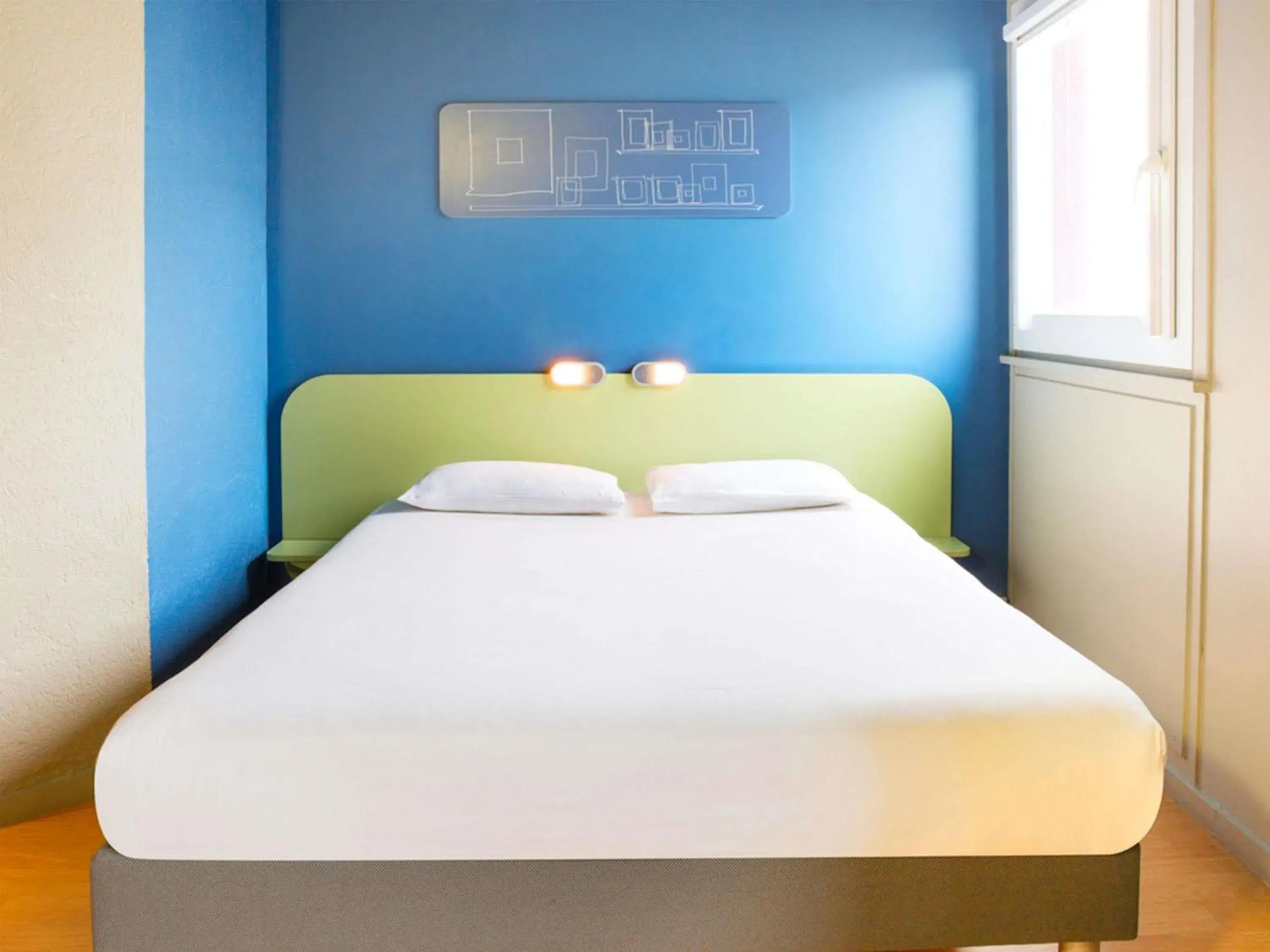 Bedroom, Bed in ibis budget Thonon Les Bains Bedroom, Bed in ibis budget Thonon Les Bains