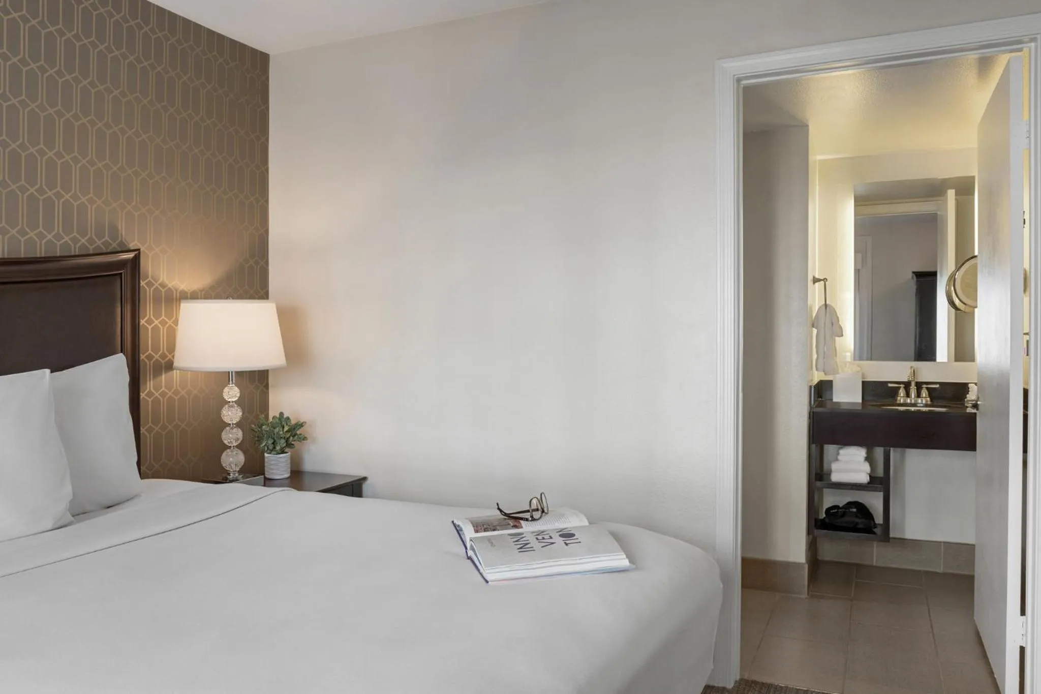 Bedroom, Bed in Peacock Suites