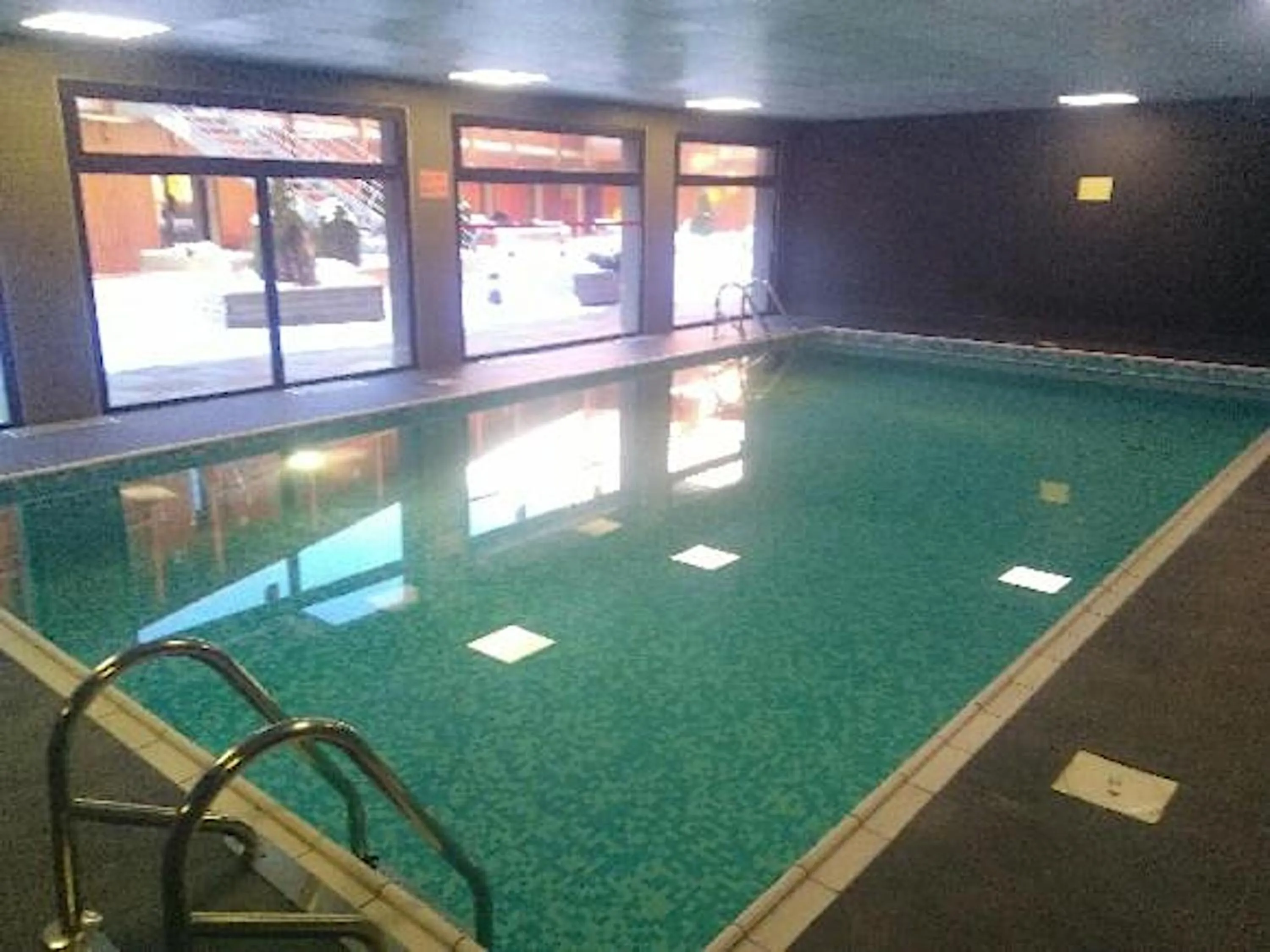 Swimming pool in Résidence Le Pic de l'Ours