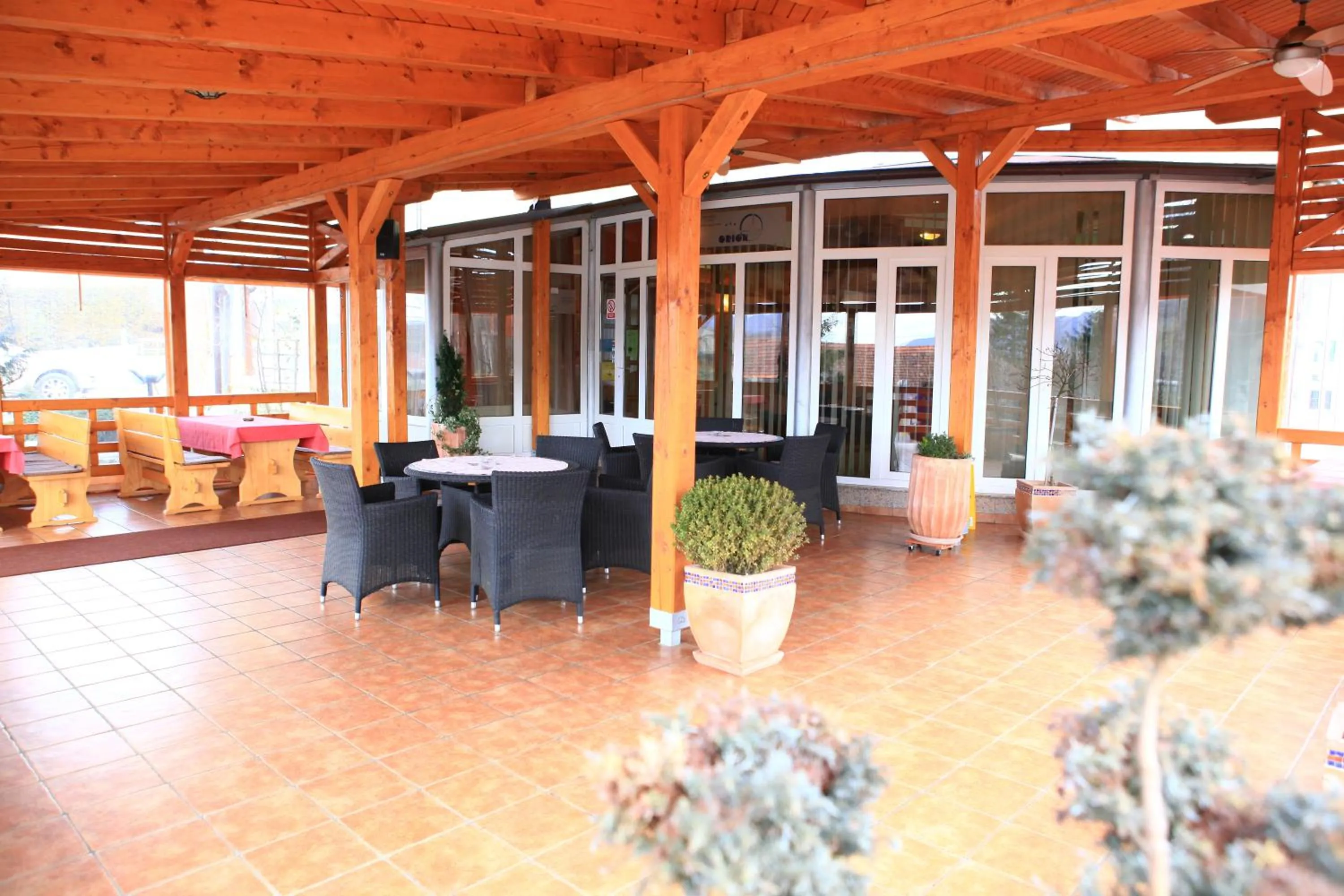 Restaurant/places to eat in Hotel Orion