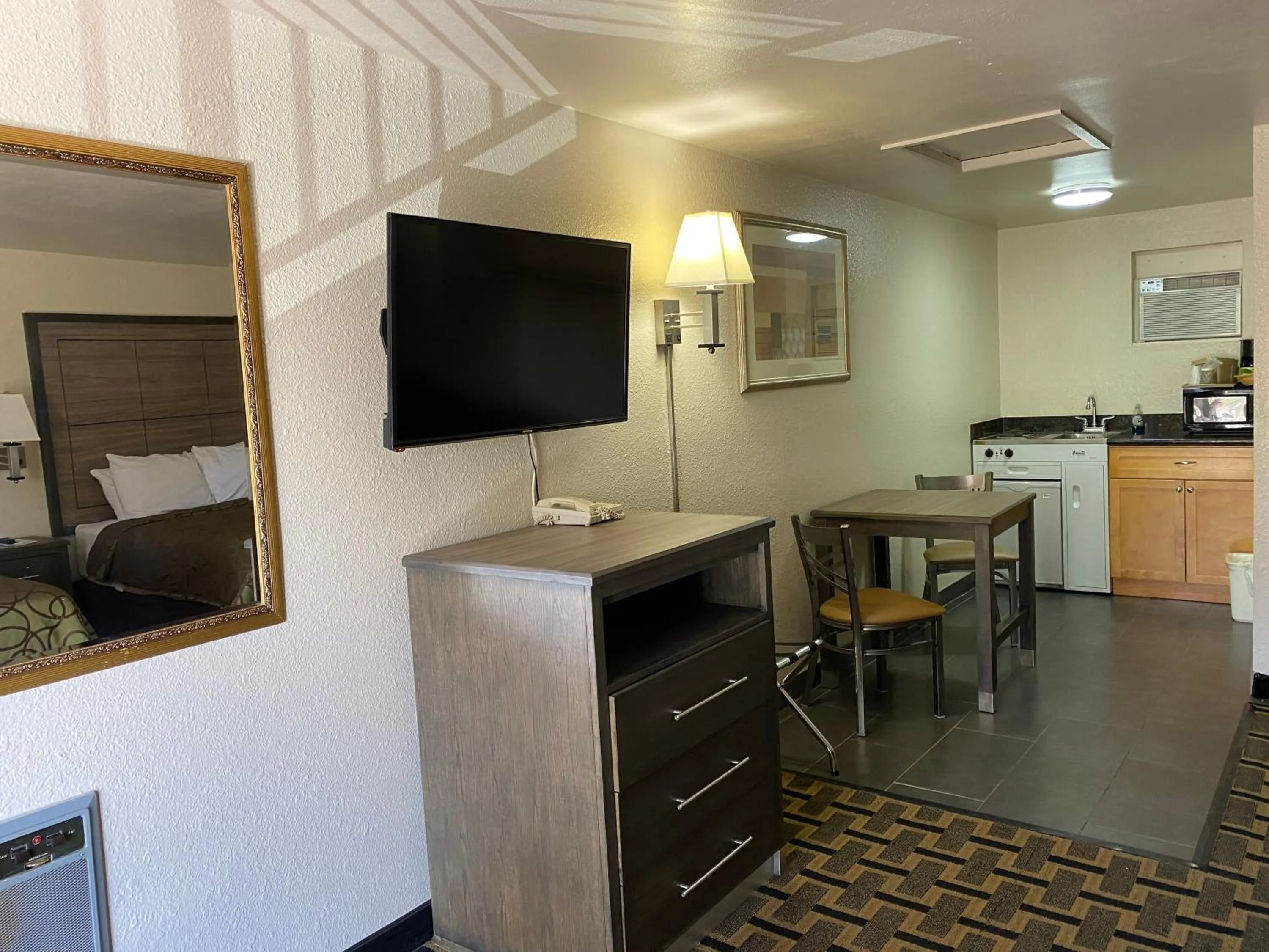 TV and multimedia in Motel In The Pines