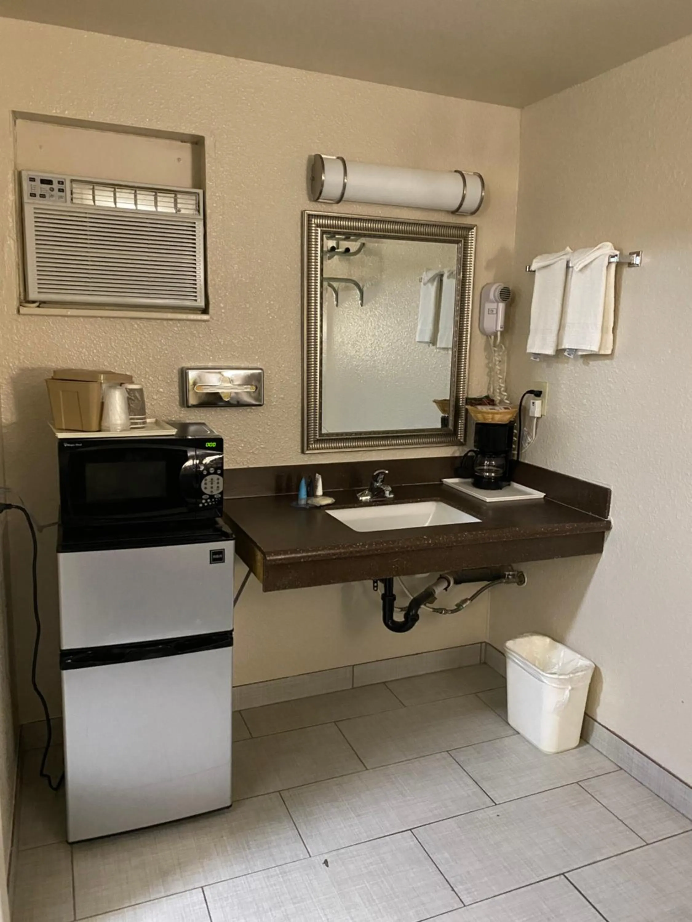 Coffee/tea facilities in Motel In The Pines