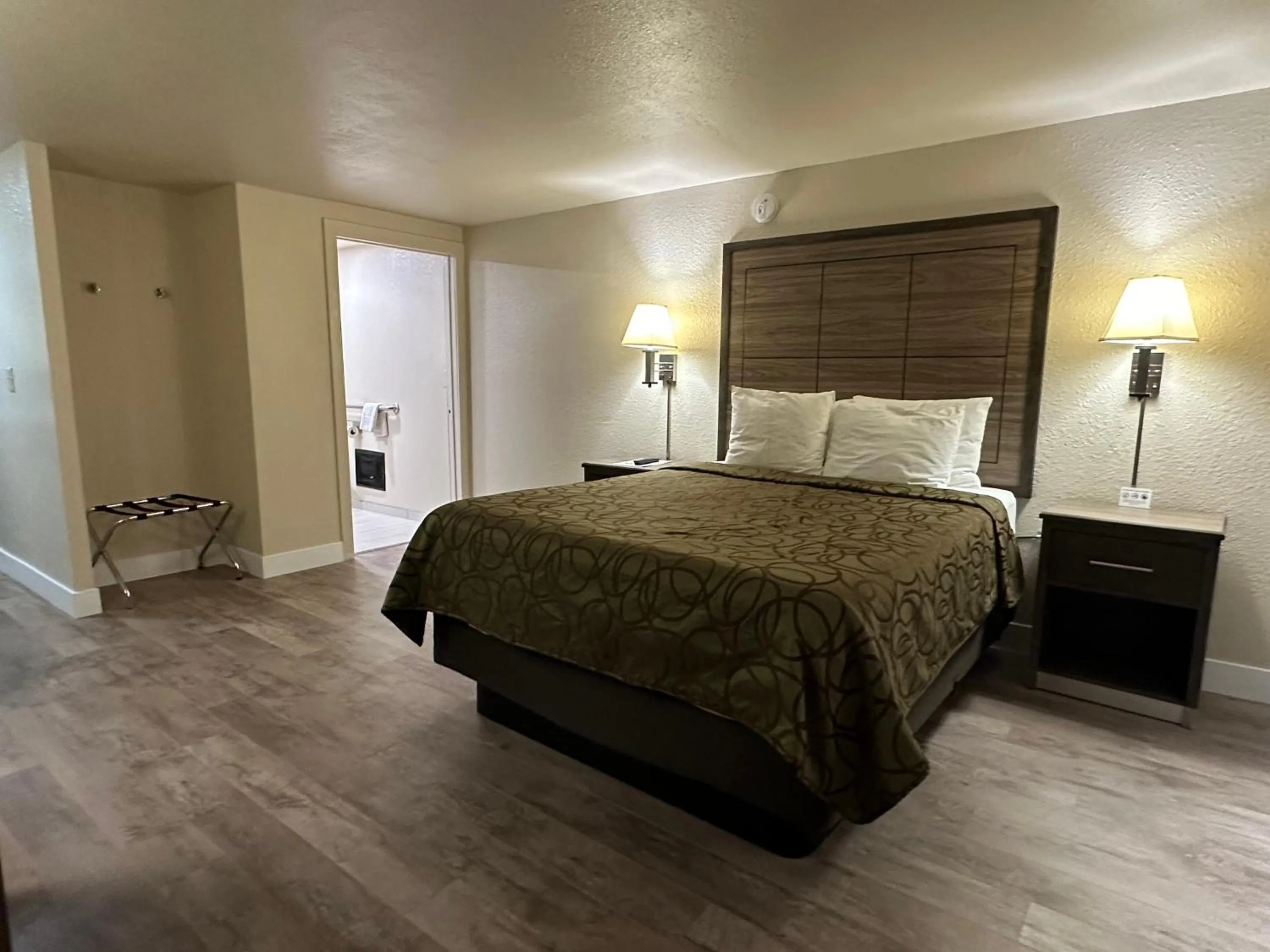 Bedroom, Bed in Motel In The Pines