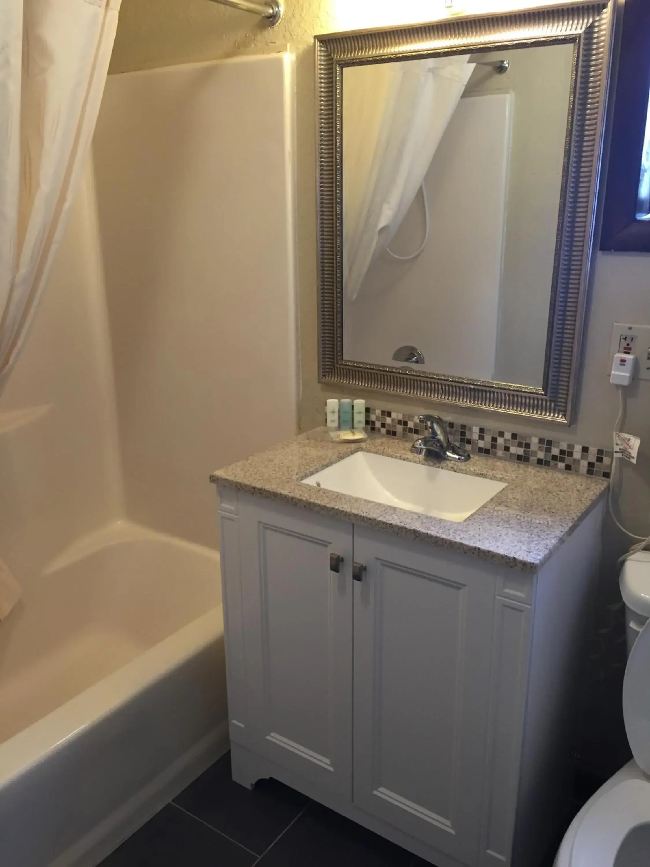 Bathroom in Motel In The Pines Bathroom in Motel In The Pines