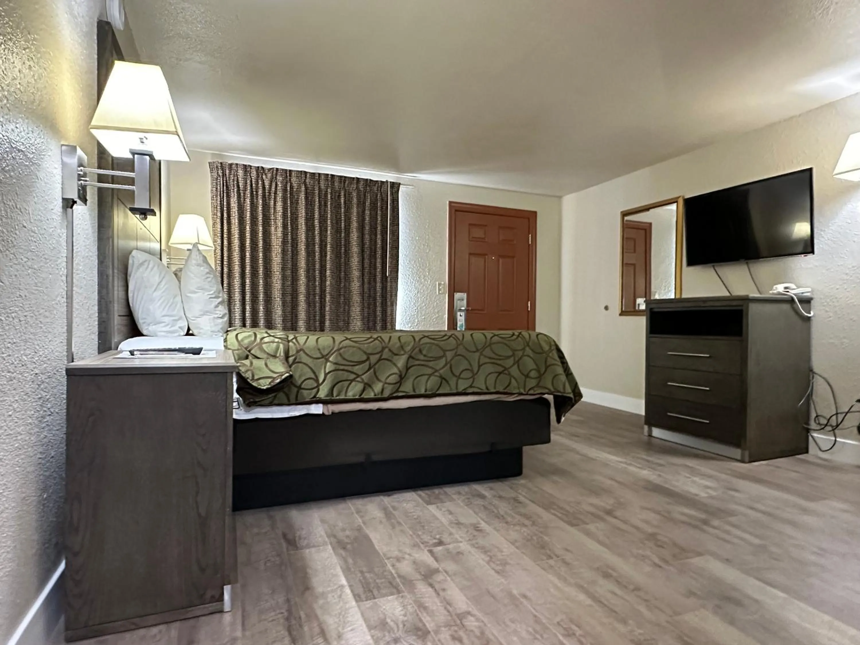 Photo of the whole room, Bed in Motel In The Pines