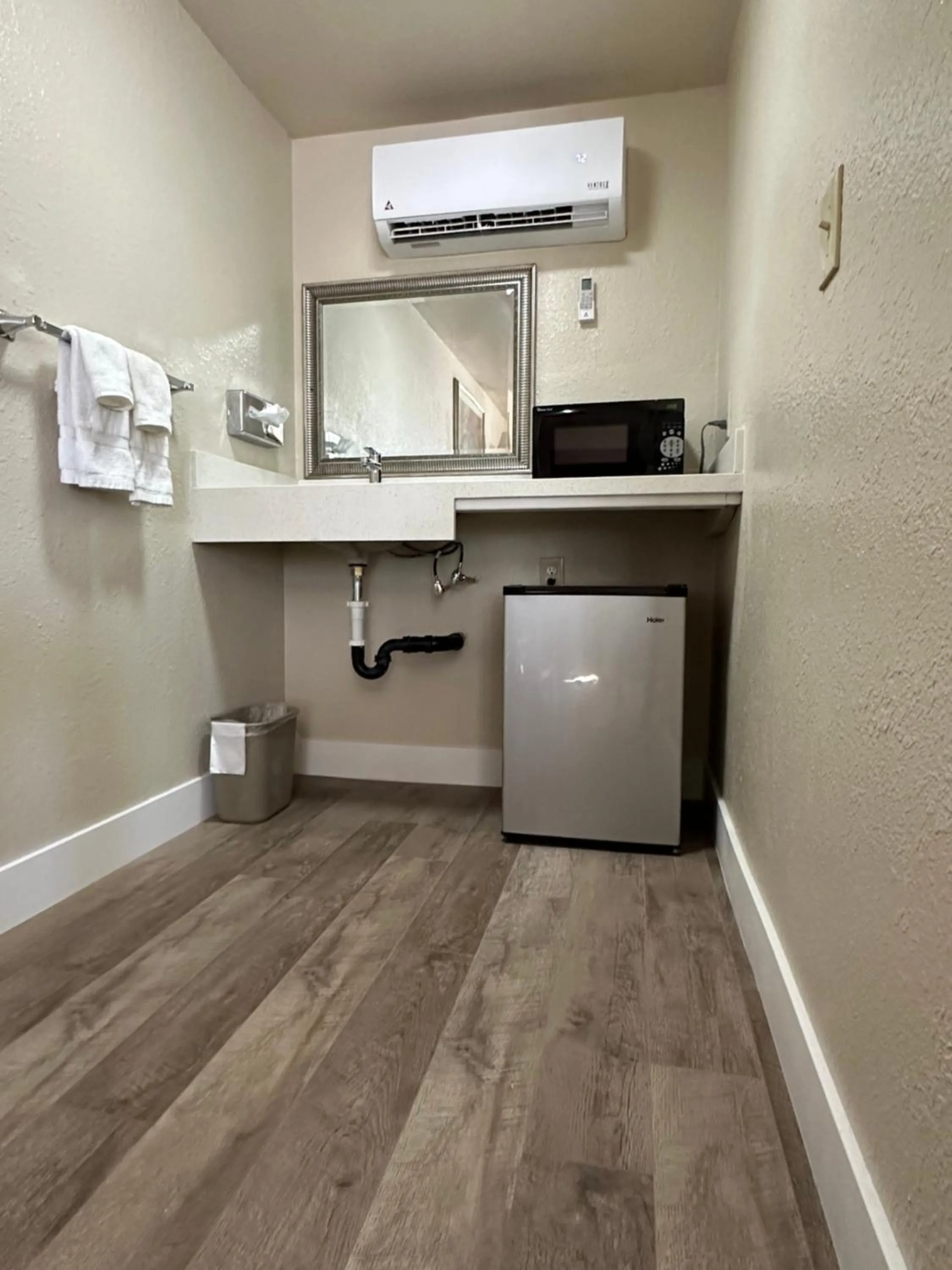 air conditioner in Motel In The Pines