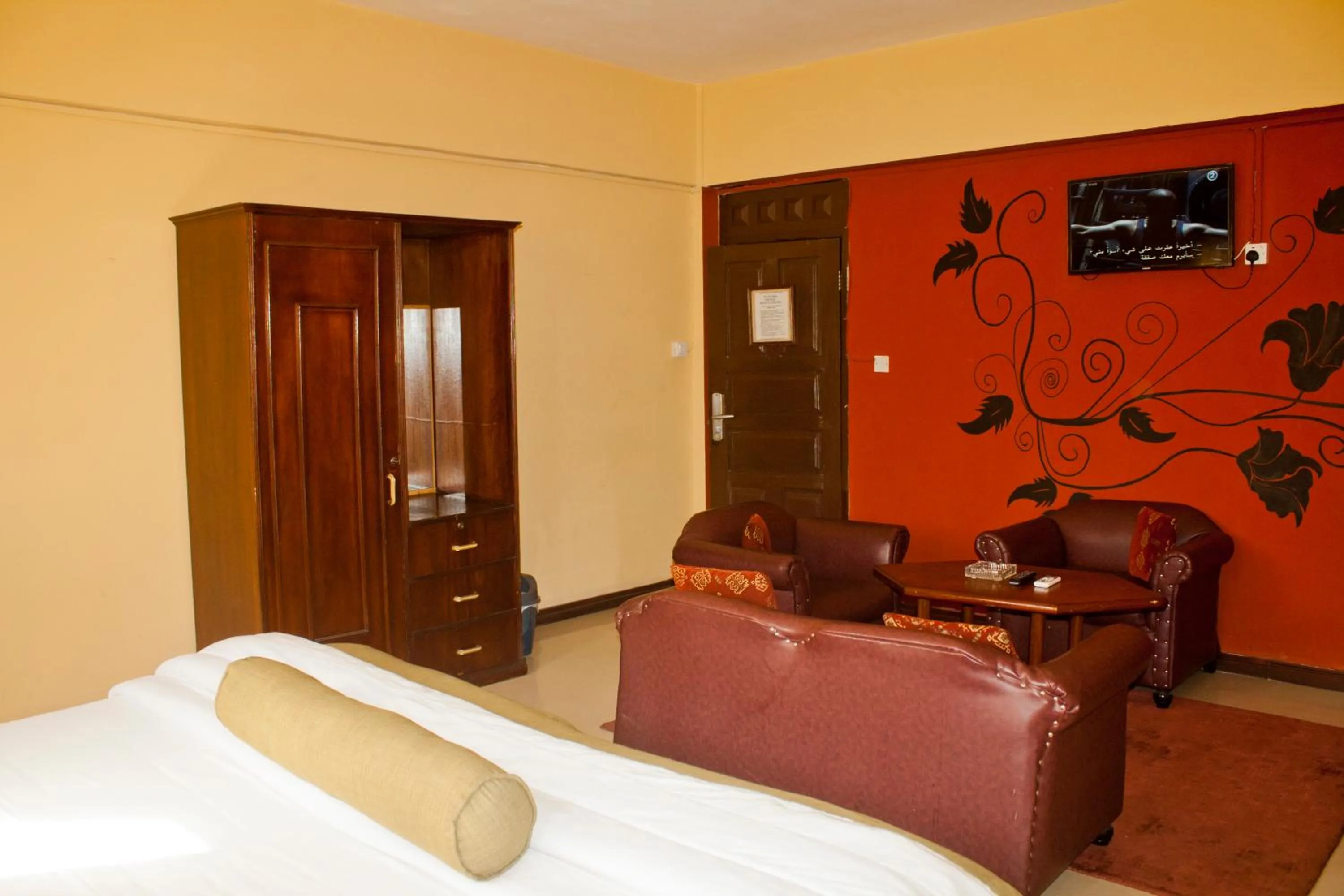 Photo of the whole room, Bed in Niagara Hotel