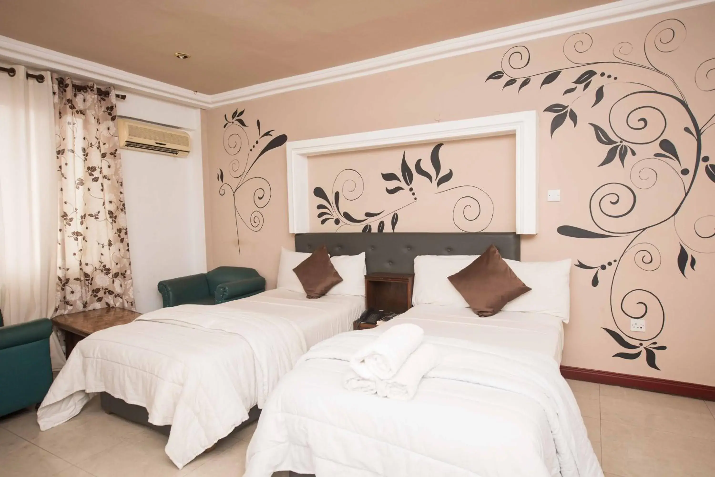 Photo of the whole room, Bed in Niagara Hotel Photo of the whole room, Bed in Niagara Hotel