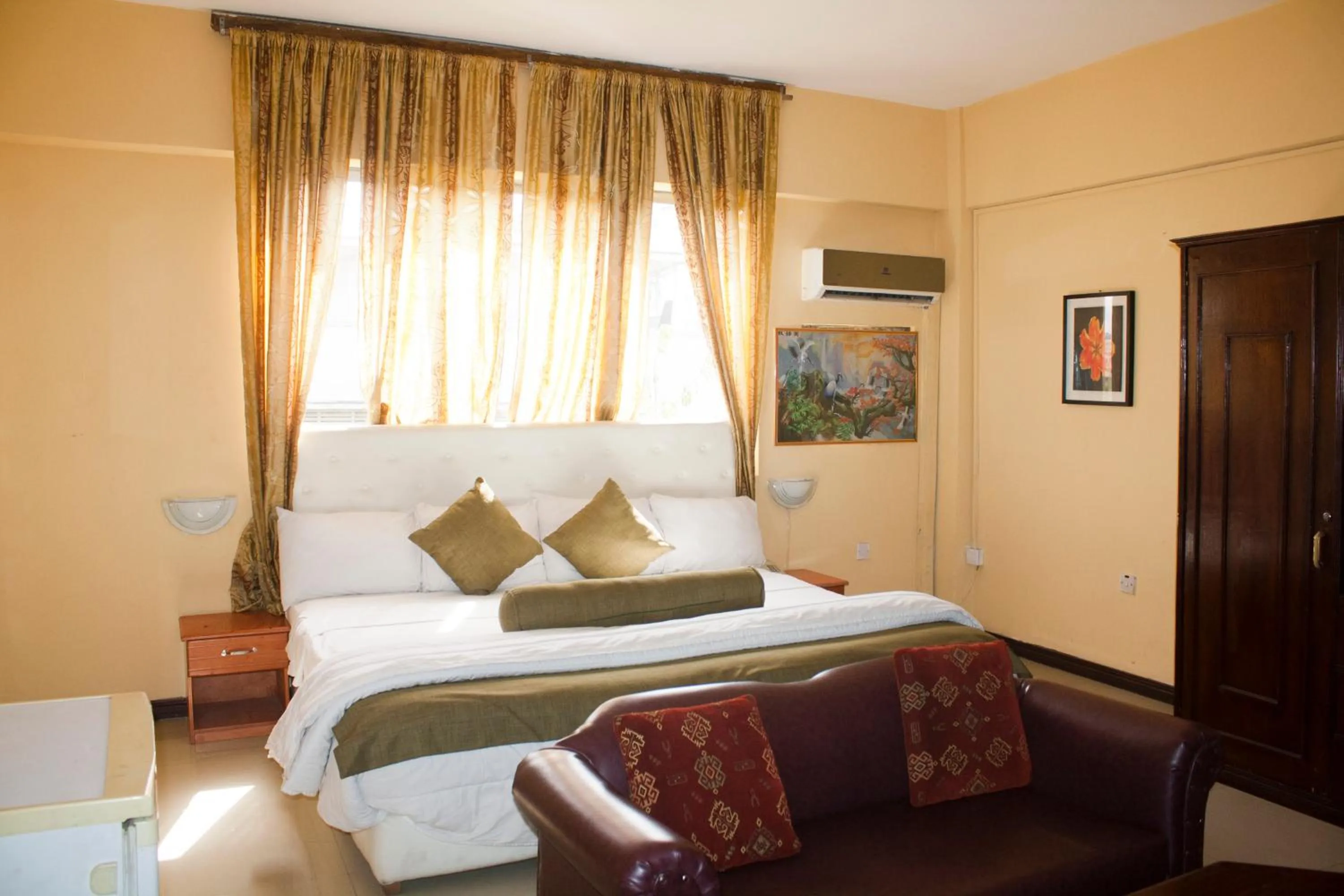 Photo of the whole room, Bed in Niagara Hotel