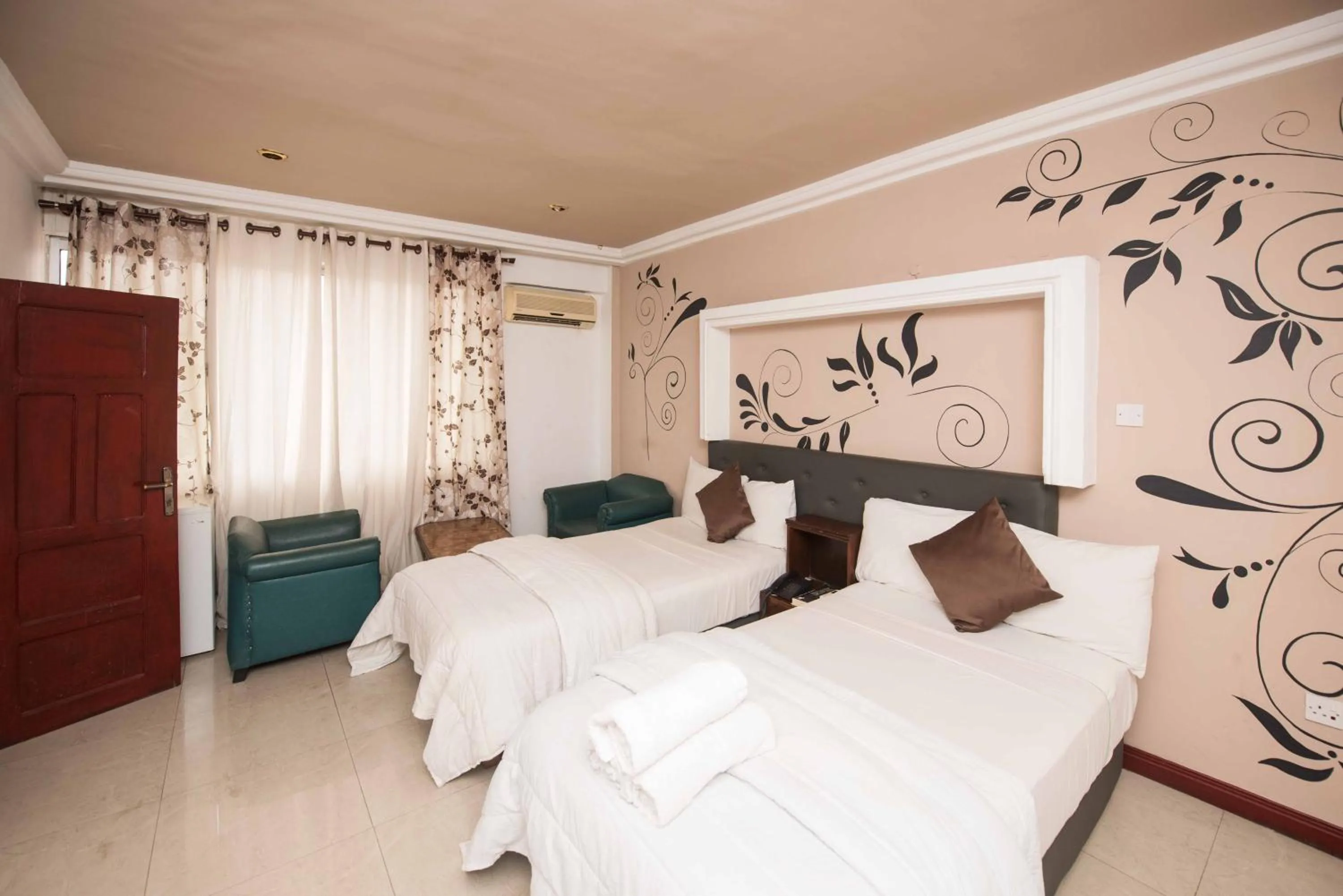 Photo of the whole room, Bed in Niagara Hotel