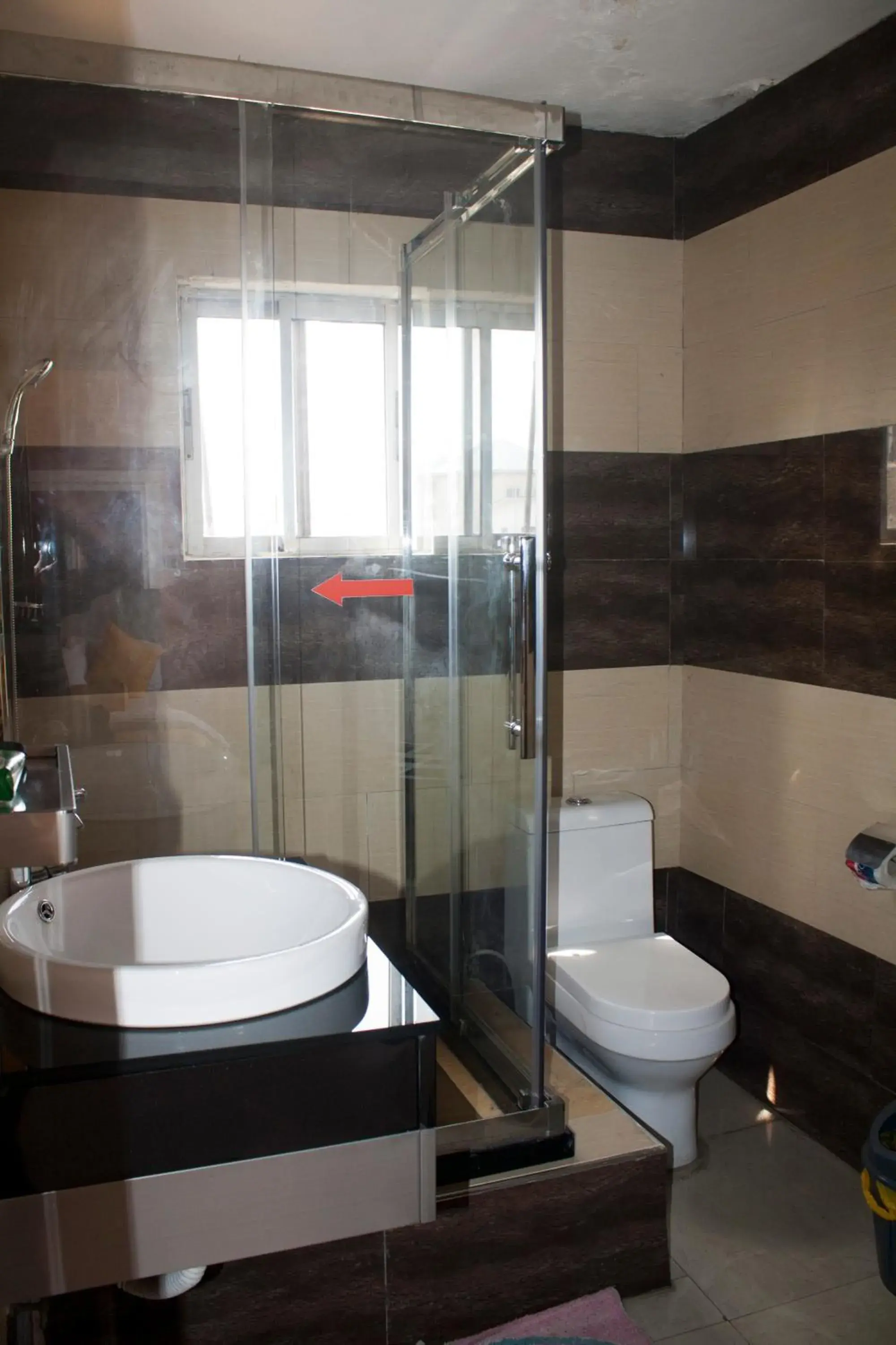 Toilet in Niagara Hotel Toilet in Niagara Hotel