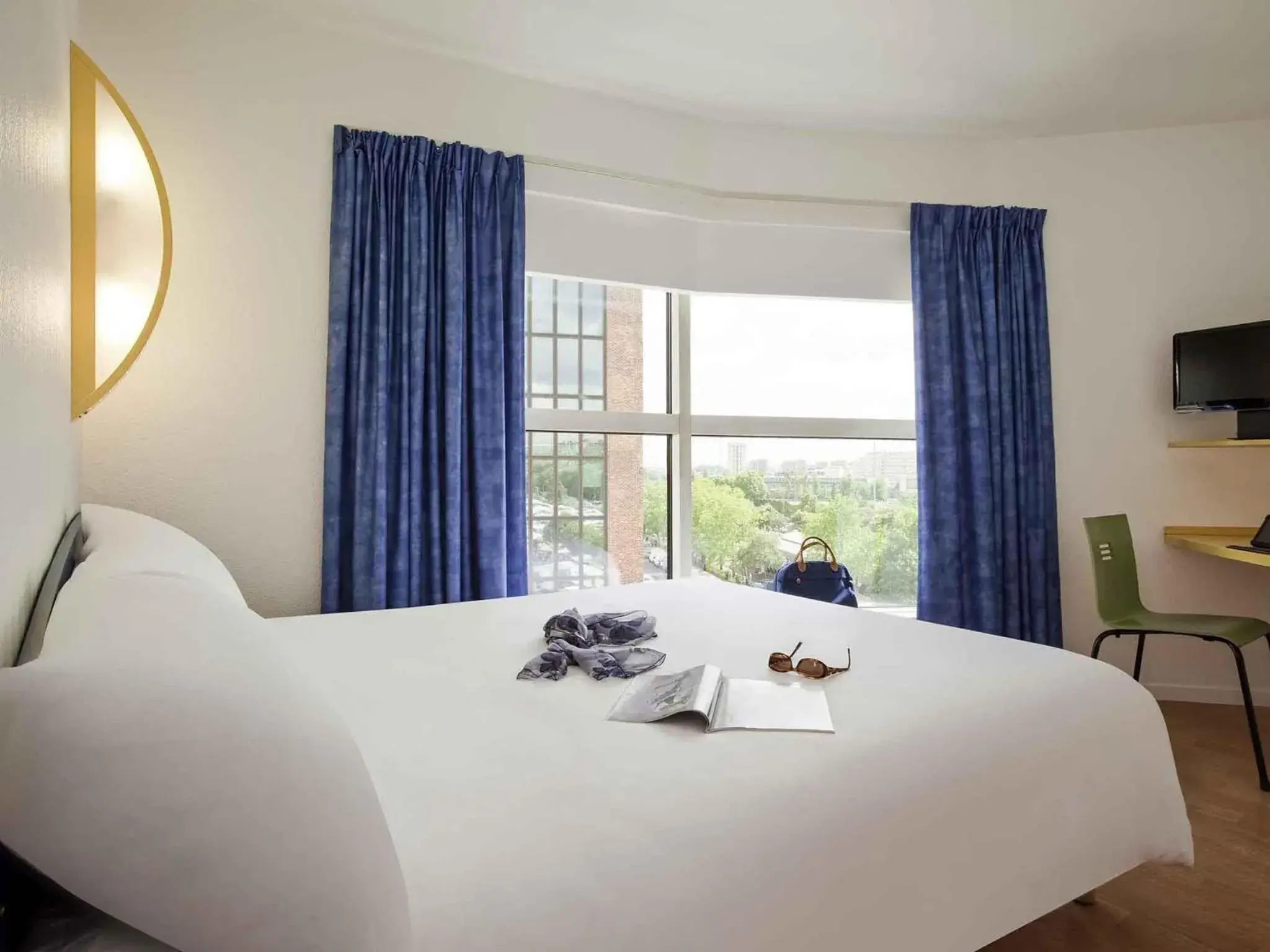 Bedroom, Bed in ibis budget Paris Porte de Montreuil Bedroom, Bed in ibis budget Paris Porte de Montreuil