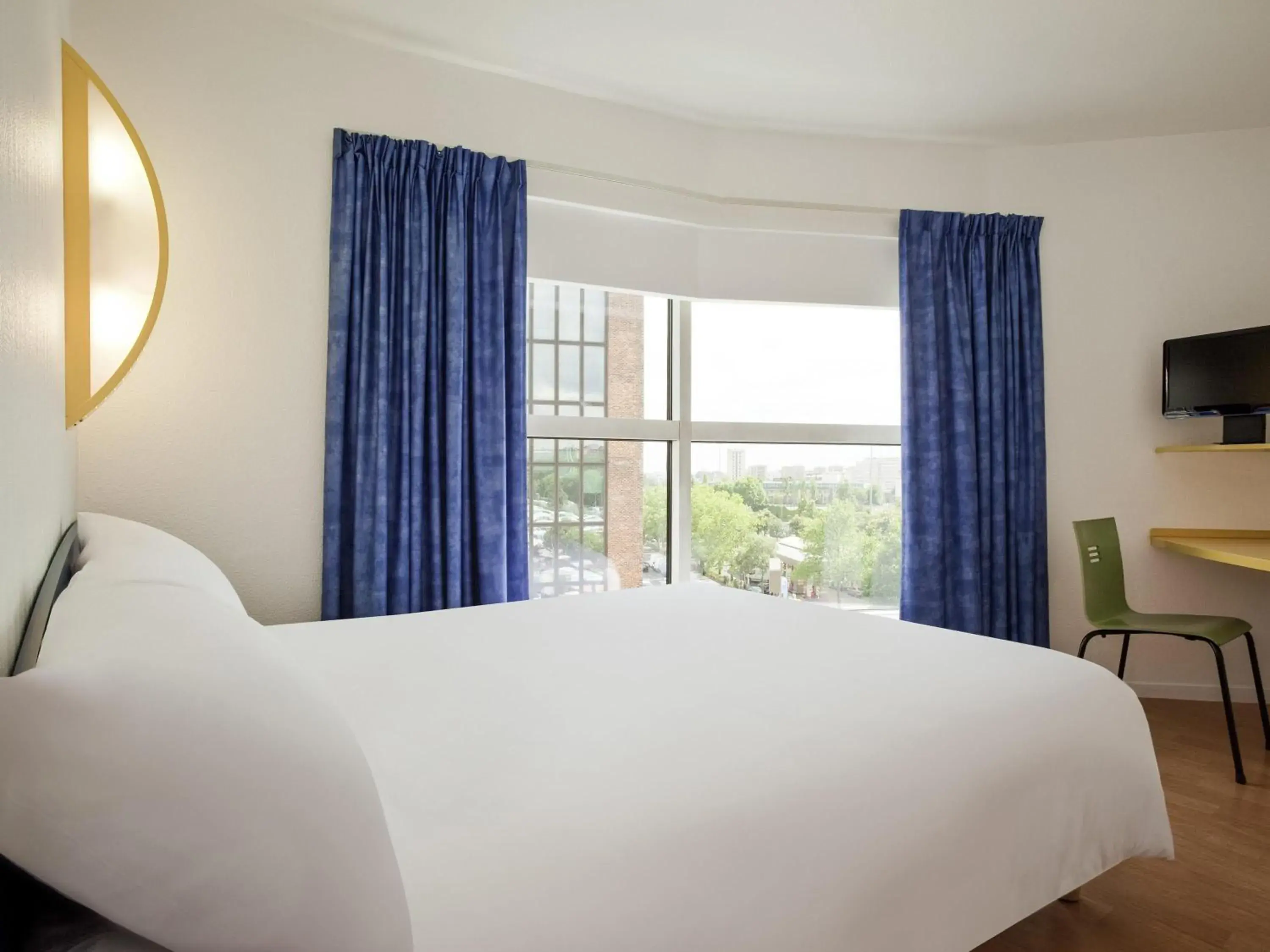 Bedroom, Bed in ibis budget Paris Porte de Montreuil Bedroom, Bed in ibis budget Paris Porte de Montreuil