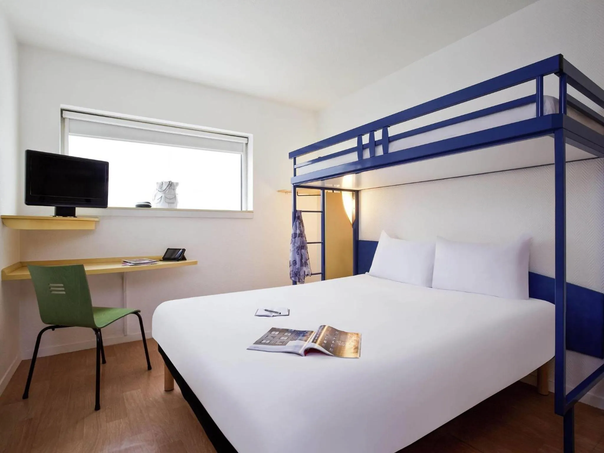 Bedroom, Bed in ibis budget Paris Porte de Montreuil