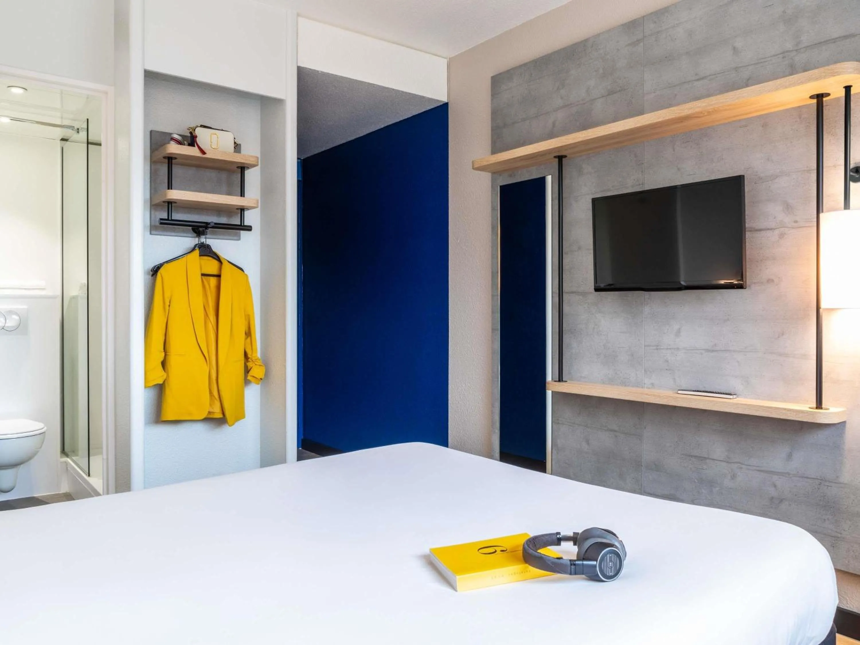 Bedroom, Bed in ibis budget Paris Porte de Montreuil