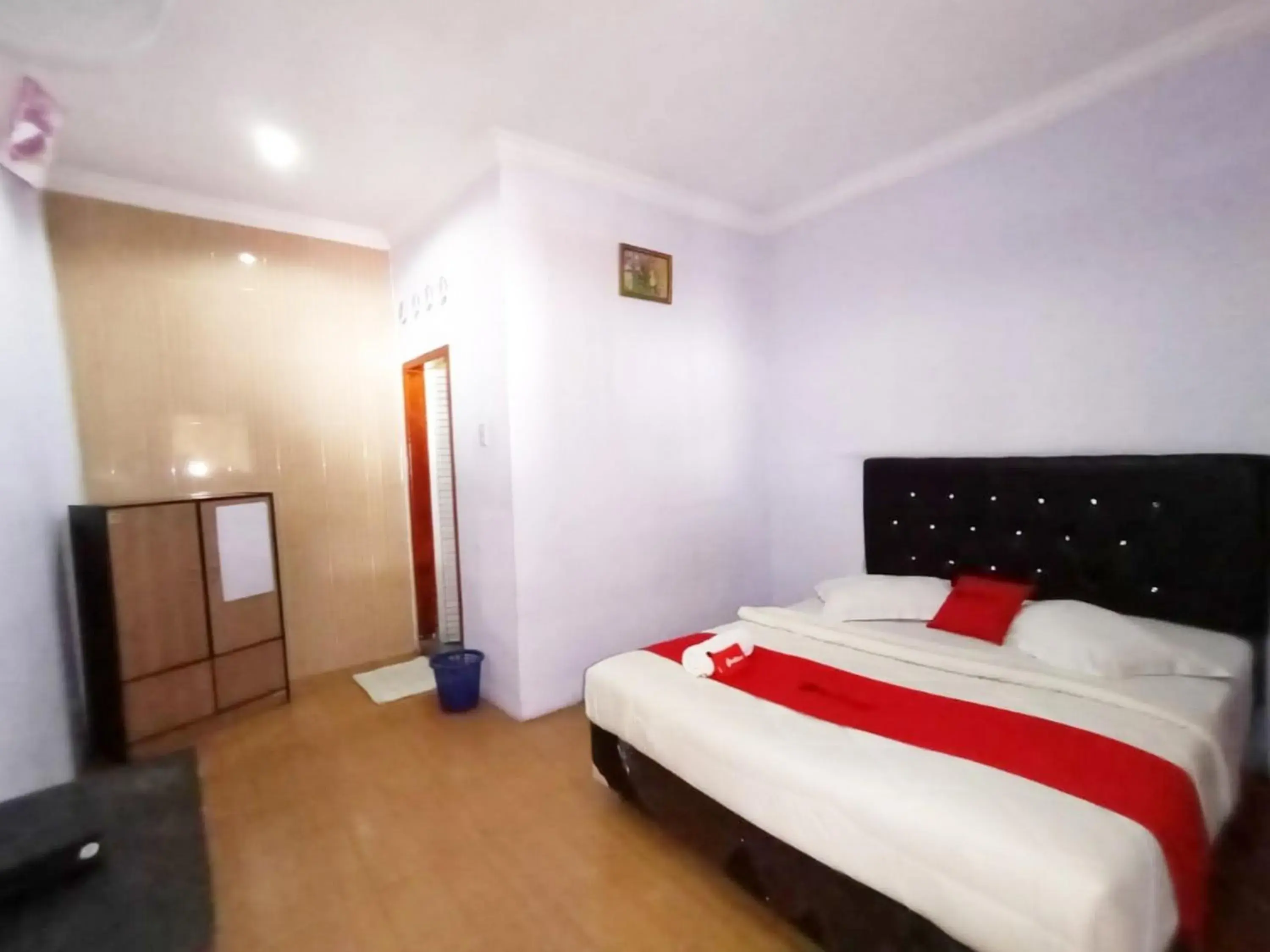 Bed in RedDoorz at Sedayu 2 Near Danau Toba Parapat Bed in RedDoorz at Sedayu 2 Near Danau Toba Parapat