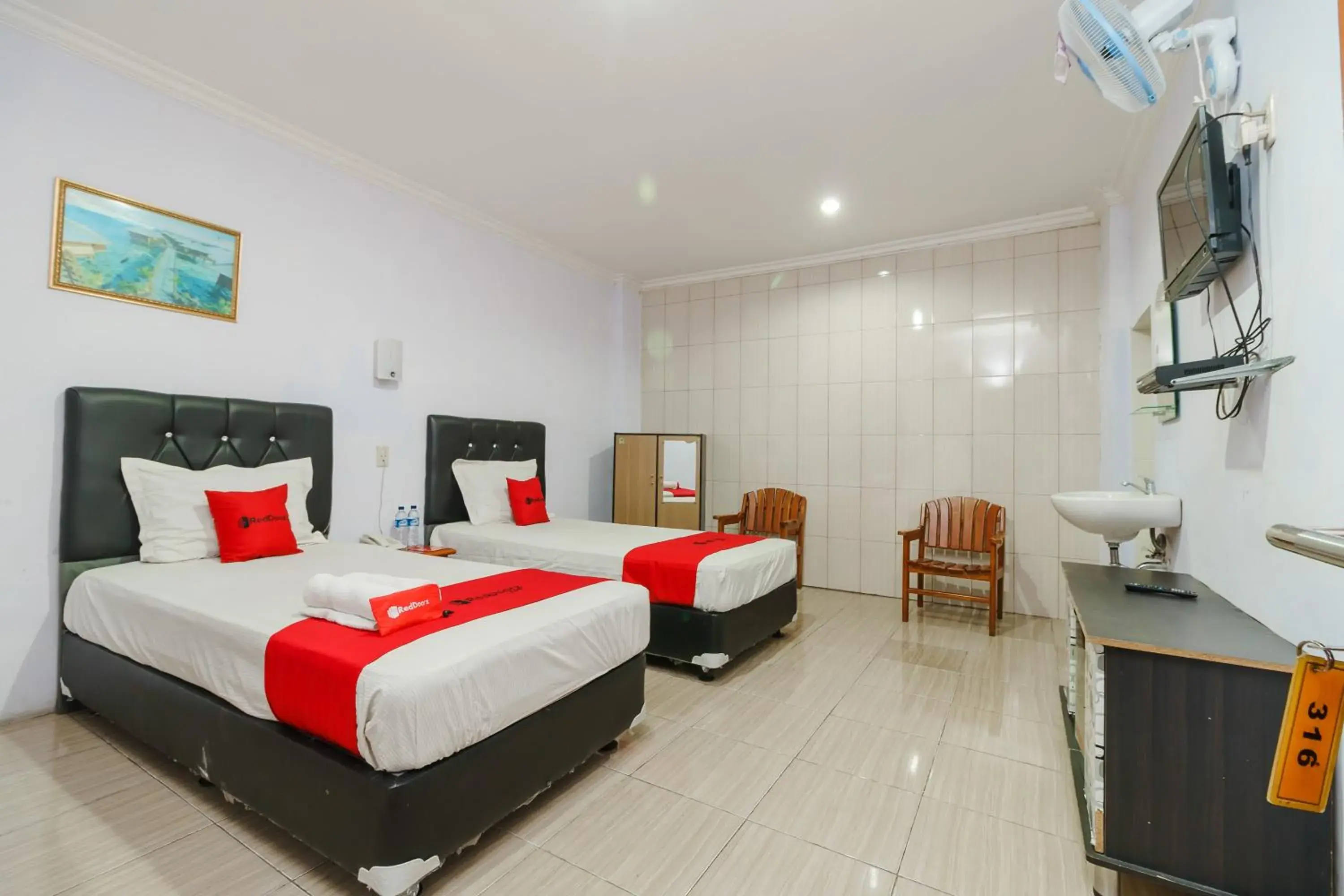 Bed in RedDoorz at Sedayu 2 Near Danau Toba Parapat Bed in RedDoorz at Sedayu 2 Near Danau Toba Parapat