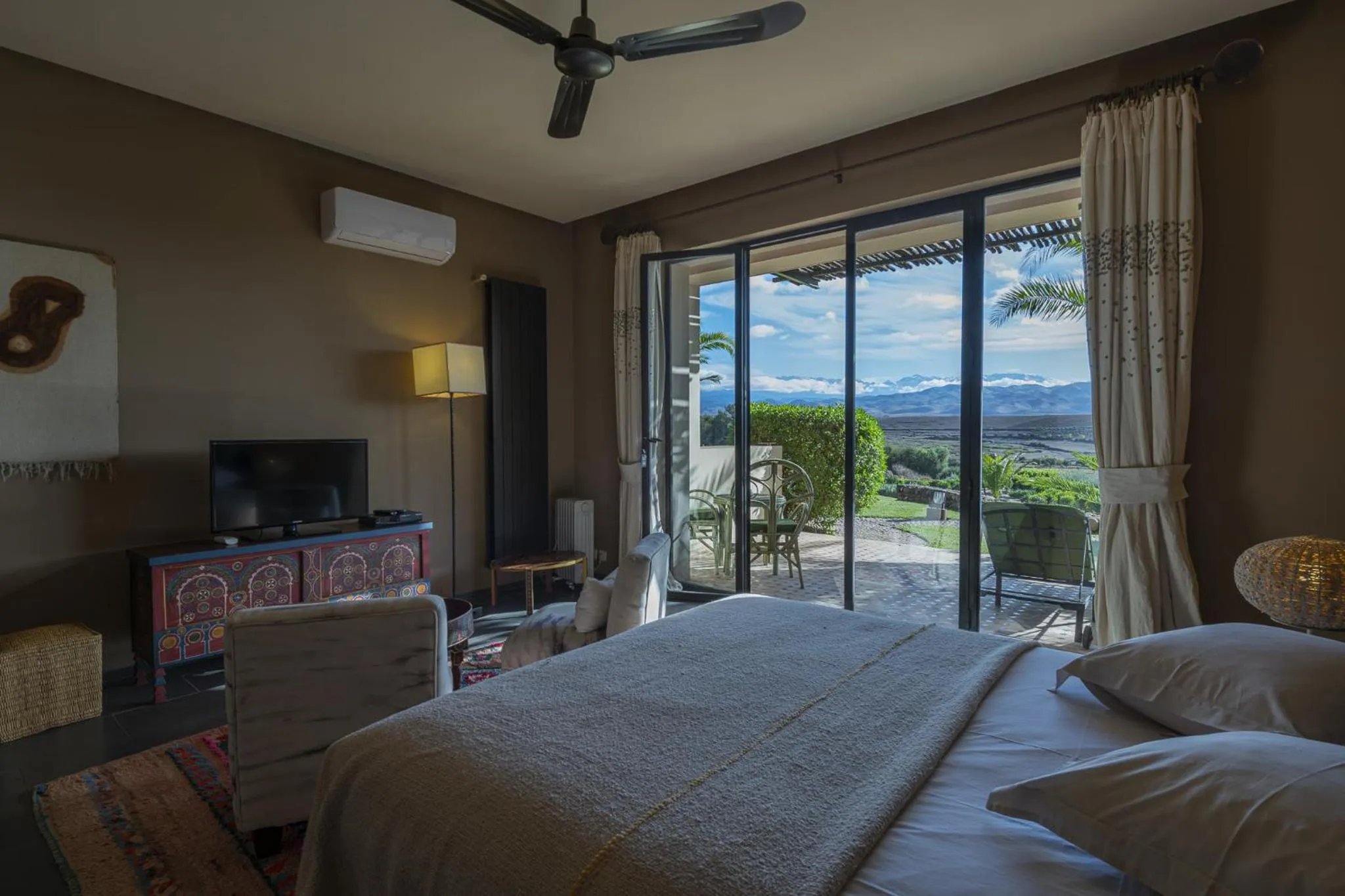 Communal lounge/ TV room in Le Palais Paysan