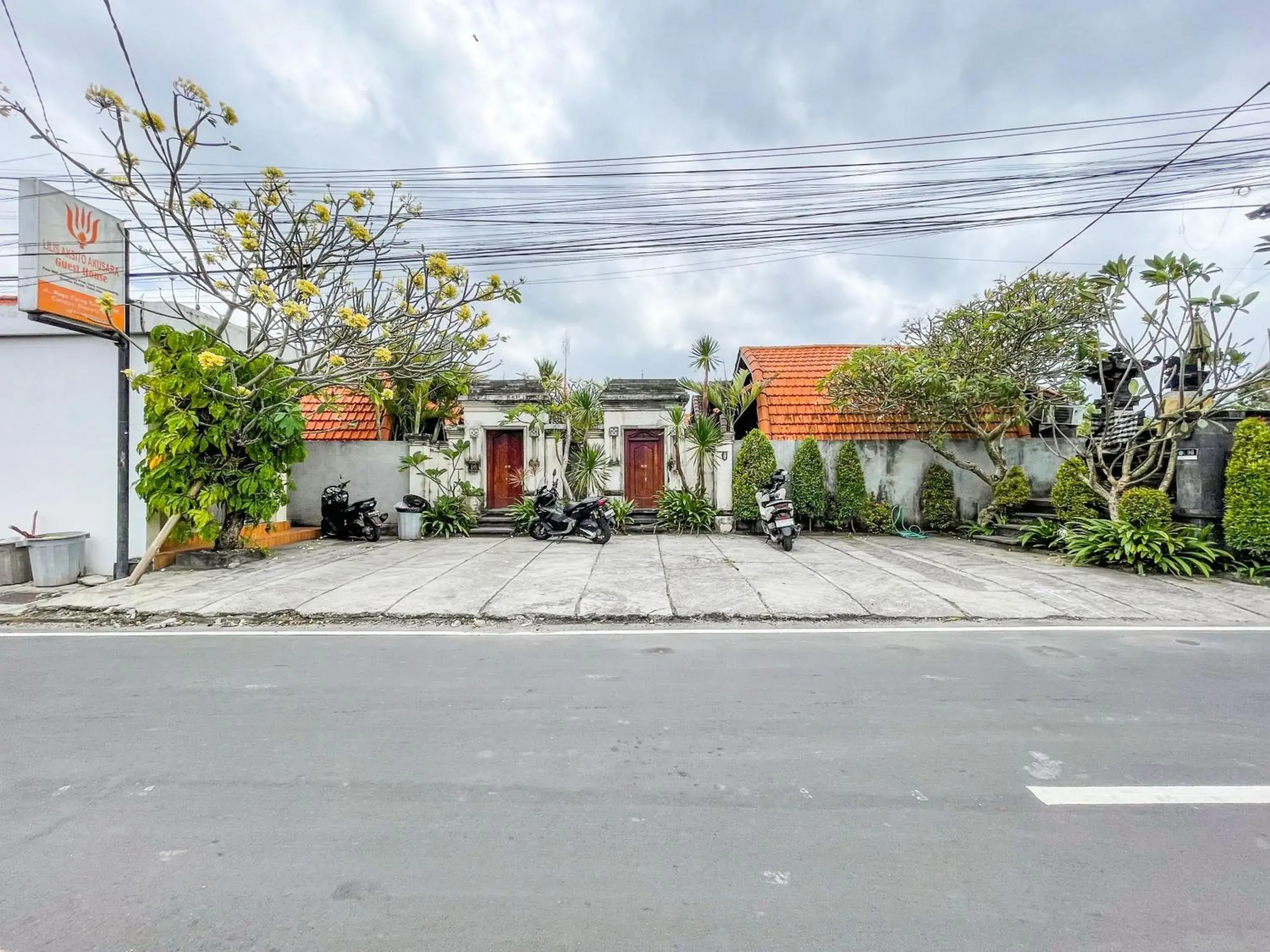 Facade/entrance in Lilis Aksito Akusara by Lavana Facade/entrance in Lilis Aksito Akusara by Lavana