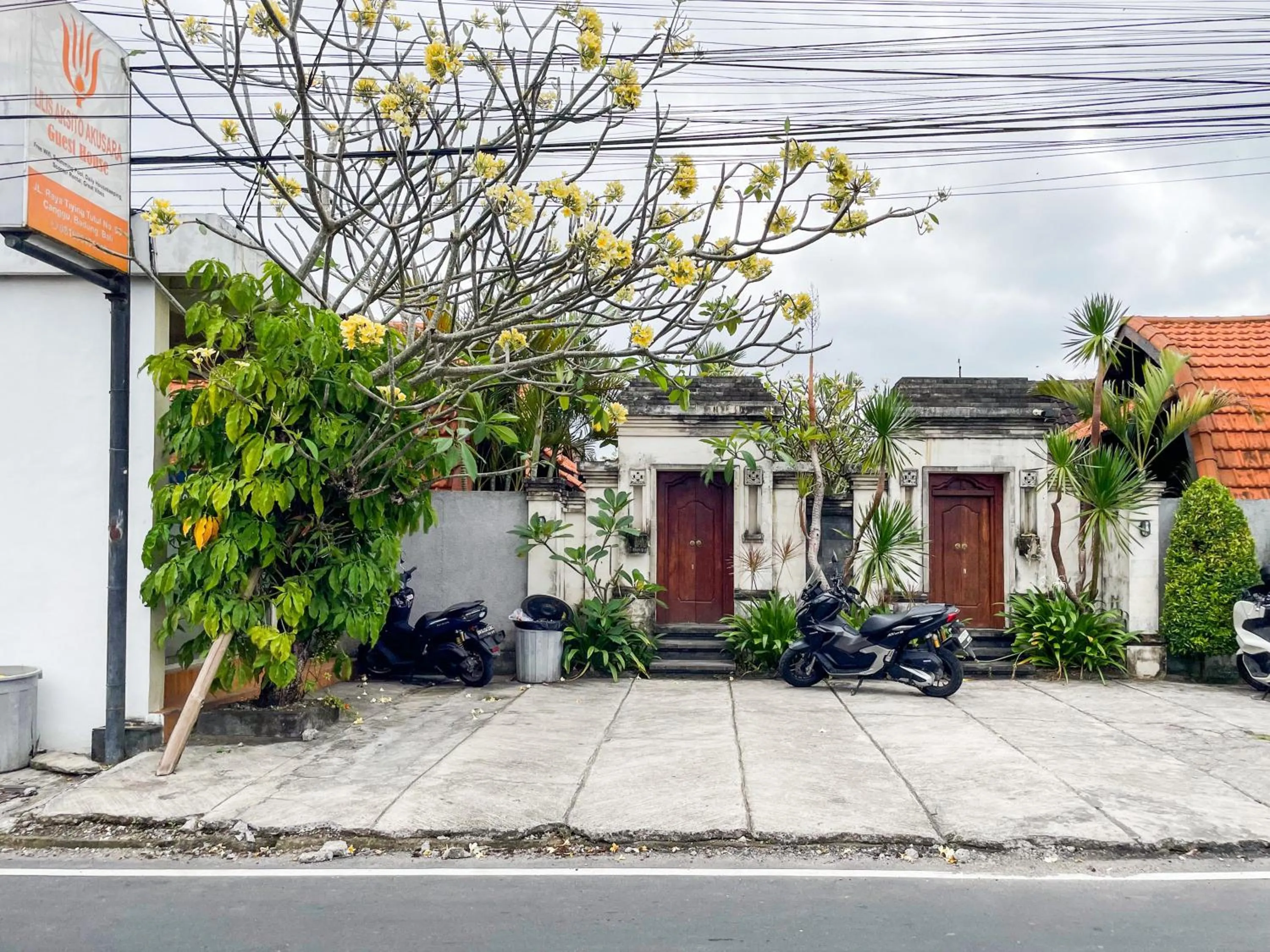 Facade/entrance in Lilis Aksito Akusara by Lavana