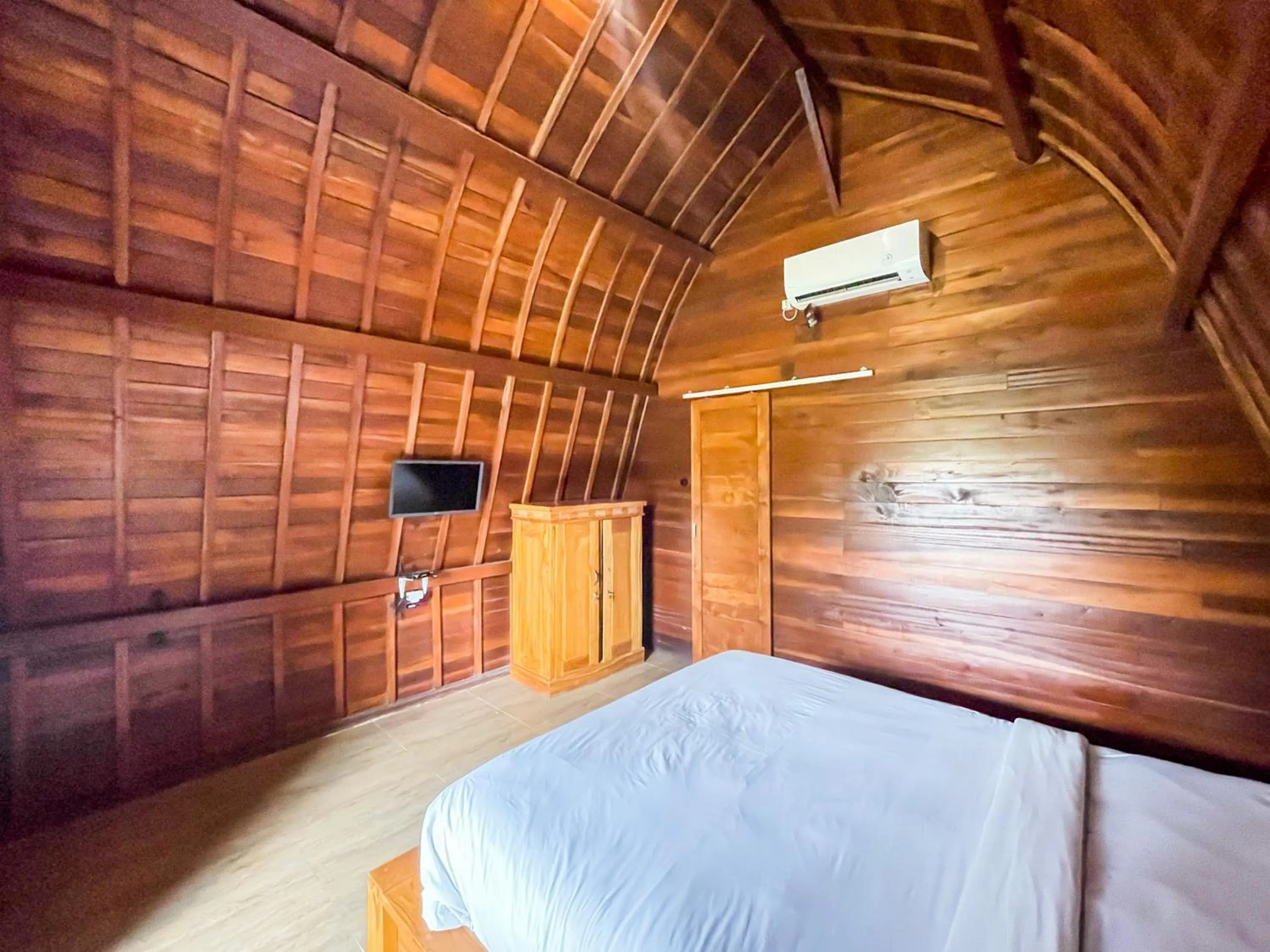 Bedroom, Bed in Lilis Aksito Akusara by Lavana