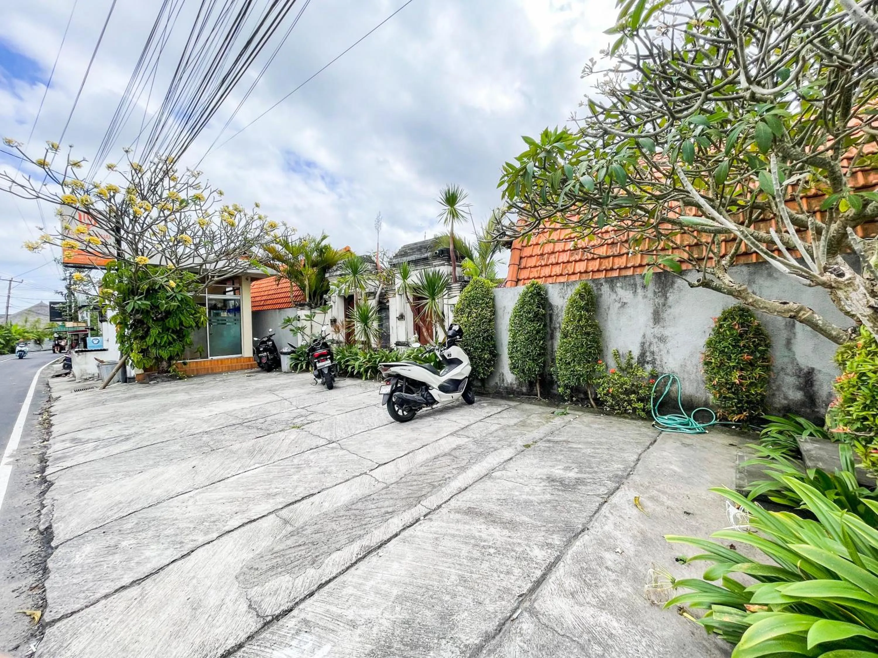 Facade/entrance in Lilis Aksito Akusara by Lavana