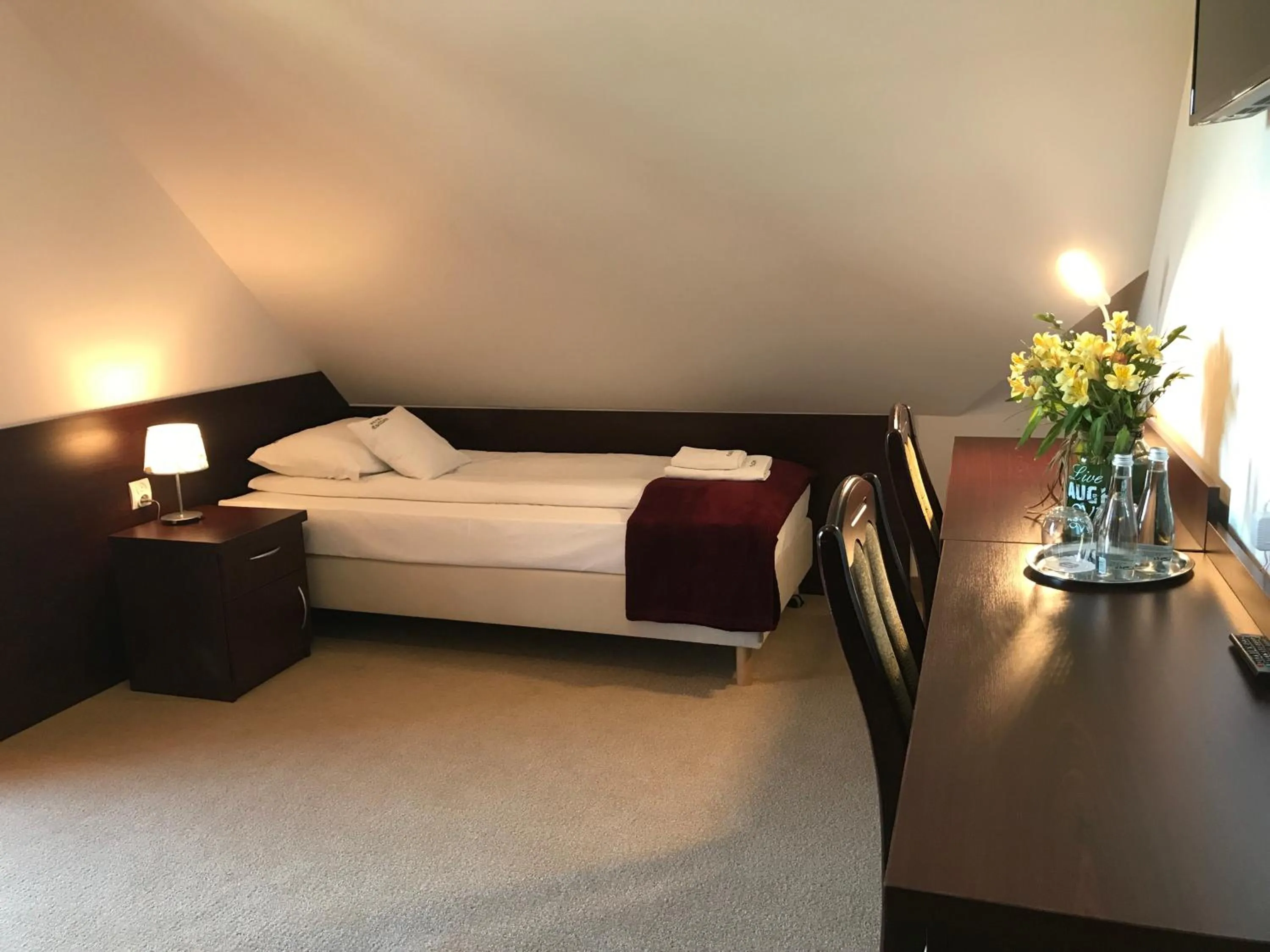 Photo of the whole room, Bed in EdMar