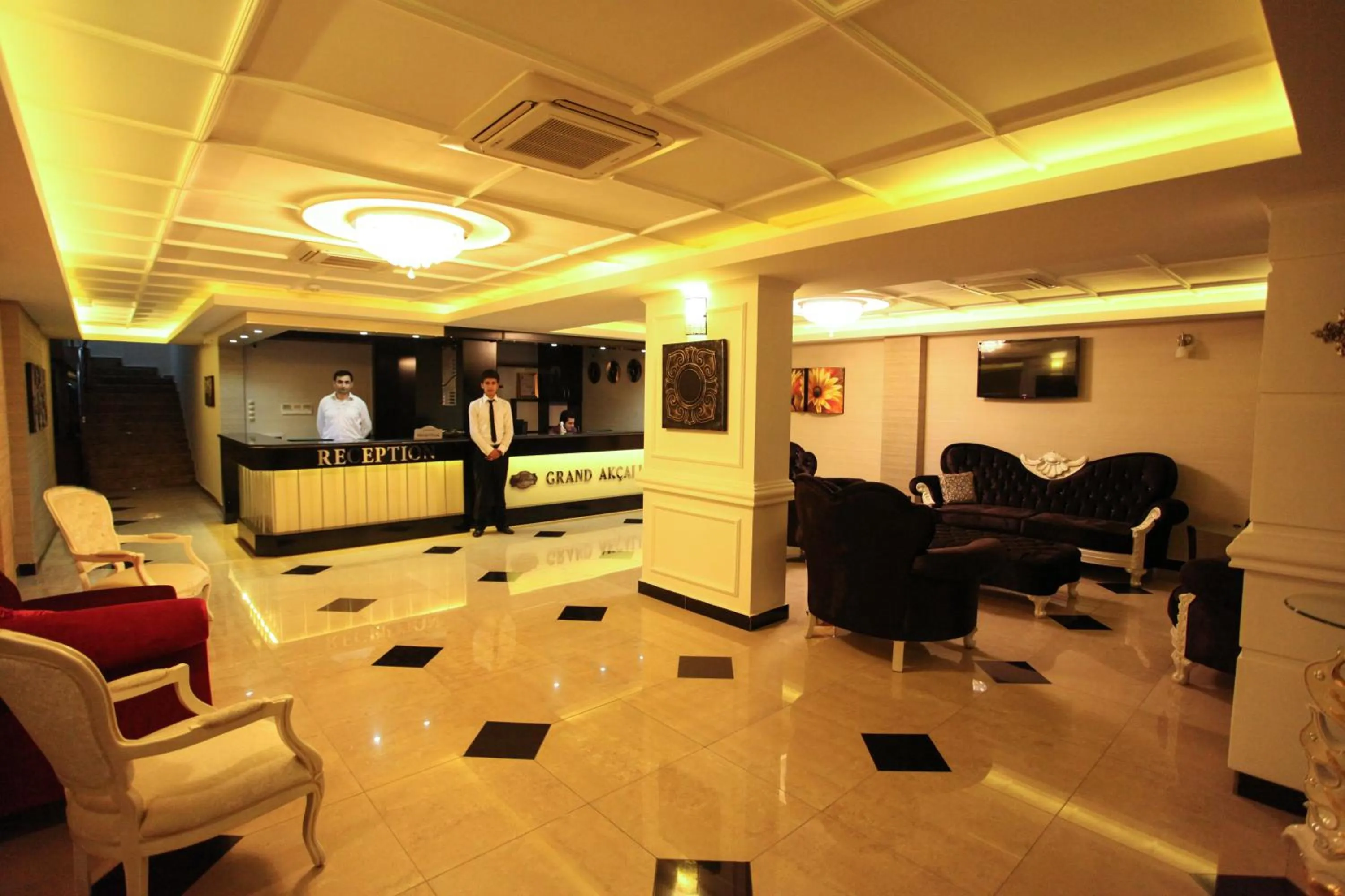Lobby or reception in Grand Akçalı Otel